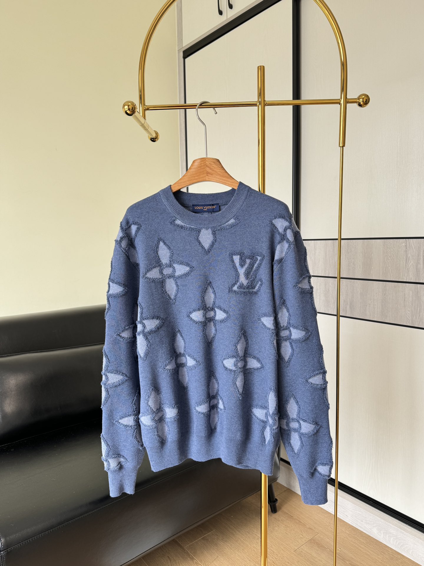 NO:321265,——Louis Vuitto* new product logo jacquard knitted sweater The highest-quality item of the year!  It is the Damier Buffalo concave and convex pattern of the FW25 show, which adds a far west style to the traditional Damier pattern. The LV logo is incorporated into the jacquard inlay knitting, and the bright concave and convex feel adds the exquisite finishing touch!  The fabric has a soft and natural color, a tight weaving and high density wool quality, better smooth and glutinous feel!  High-end texture~ Threaded hem on the neckline cuffs!  Choose blue and white to create a refreshing and literary charm, embellish the three-dimensional hairy four-leaf clover pattern, and the same letter decoration on the chest to highlight the brand tone!  Enhance the three-dimensionality and layering of the sweater!  code number s-xl, louis vuitton,louis vuitton,sweaters,alexander wang19860909——Louis Vuitto*新品 logo提花针织毛衣 年度最高逼格神级单品！是 FW25 秀的 Damier Buffalo 凹凸感图案,为传统的 Damier 图案增添了远西风情.提花嵌花针织中融入了 LV 标志,鲜明的凹凸感则增添了精致的点睛之笔！ 面料色泽柔和自然,织法紧密、密度高的毛料质量更好手感滑糯！质感高级～ 领口袖口下摆螺纹包边！选用蓝白色系 碰撞出清爽文艺魅力 点缀立体毛感四叶草图案 胸前同款字母装饰 彰显品牌调性！增强了毛衣的立体感和层次感！ 码数s-xl,,louis vuitton,louis vuitton,sweaters,alexander wang,Women's clothing