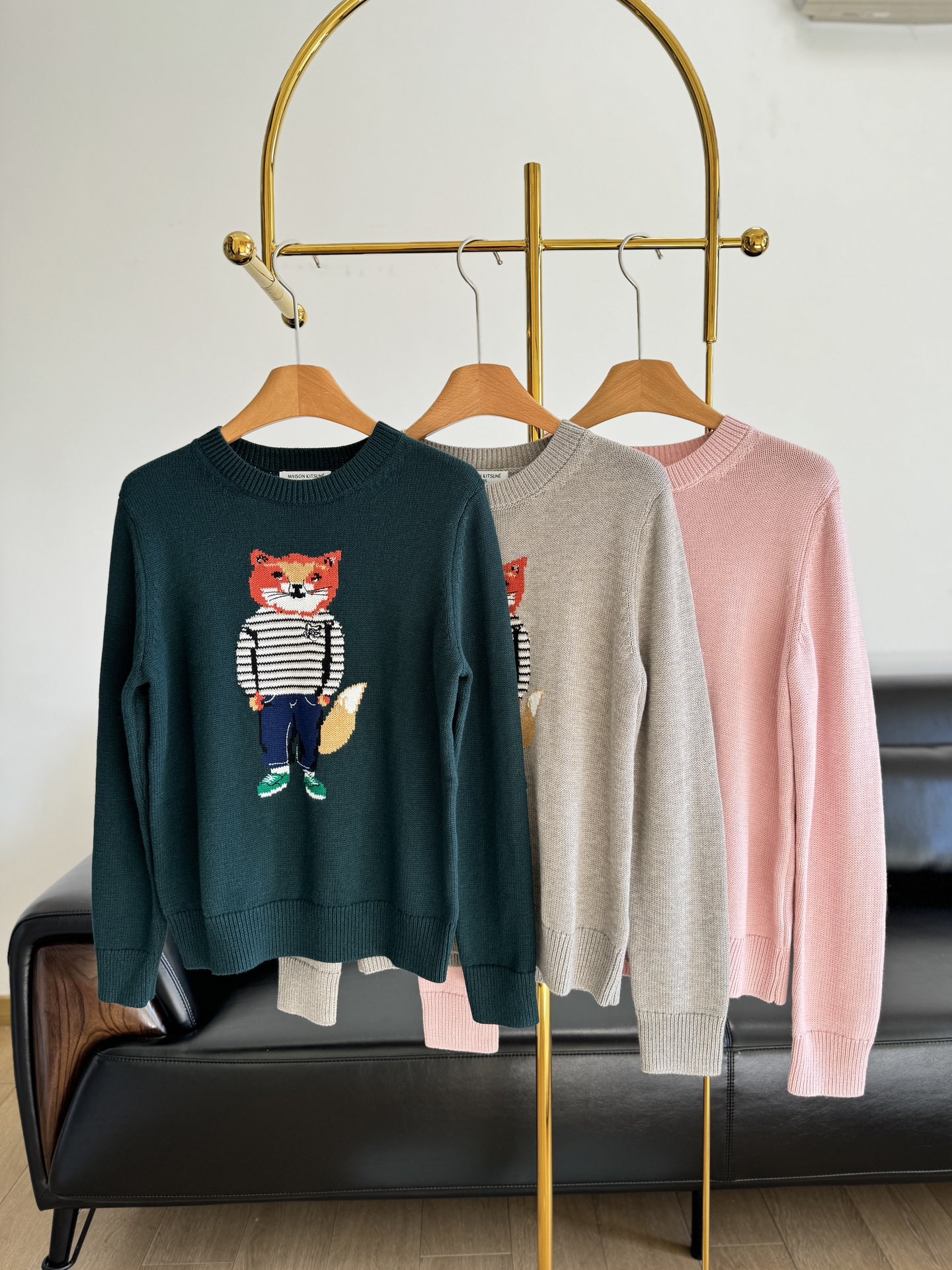 NO:628813,——Maison Kitsune24 new autumn and winter fox embroidered sweater. This sweater is synonymous with relaxation and is very versatile!  The texture is also super comfortable and soft, made of wool!  Soft but not mushy!  !  The overall three-dimensional and stylish, and it is durable!  Using ultra-heavy German machine knitting technology, the upper body is not tied at all, and it is skin-friendly and delicate!  Lin Rong Nuo Nuo can't wait to bury her whole body in it, soft and uncompressed!  You can easily feel the air-like fluffiness behind your upper body!  It fits snugly and is not burdensome at all!  The super cute three-dimensional fox is lifelike, not stiff at all, but full of cuteness. The bright color pattern makes the whole sweater instantly brighter N times. It is dazzling and eye-catching, giving people a bright feeling. You will like it unconsciously!  Very design and gentle charm!  Size sml gray green pink 3 colors, sweaters, alexander wang19860909——Maison Kitsune24秋冬新品狐狸刺绣针织衫 这款毛衣堪称松弛感代名词很百搭！质感也超级舒服柔软 采用羊毛面料！柔软但不是那种软塌状！！整体立体有型,更是耐久耐穿！采用超重工德国机针织工艺,上身完全不扎,亲肤细腻！绒绒糯糯恨不得把整个人都埋进去,柔软解压！上身后能轻松感受到空气般的蓬松感！贴身穿也完全没负担！ 超可爱立体的狐狸栩栩如生, 完全不生硬, 而是满满的呆萌状,鲜亮气质的配色图案让整件毛衣瞬间提亮N倍, 炫目吸人眼球,给人眼前一亮的感觉,不自觉的去喜欢它！非常有设计感兼具温柔的魅力！ 码数sml 灰色 绿色 粉色3个色,,sweaters,alexander wang,Women's clothing