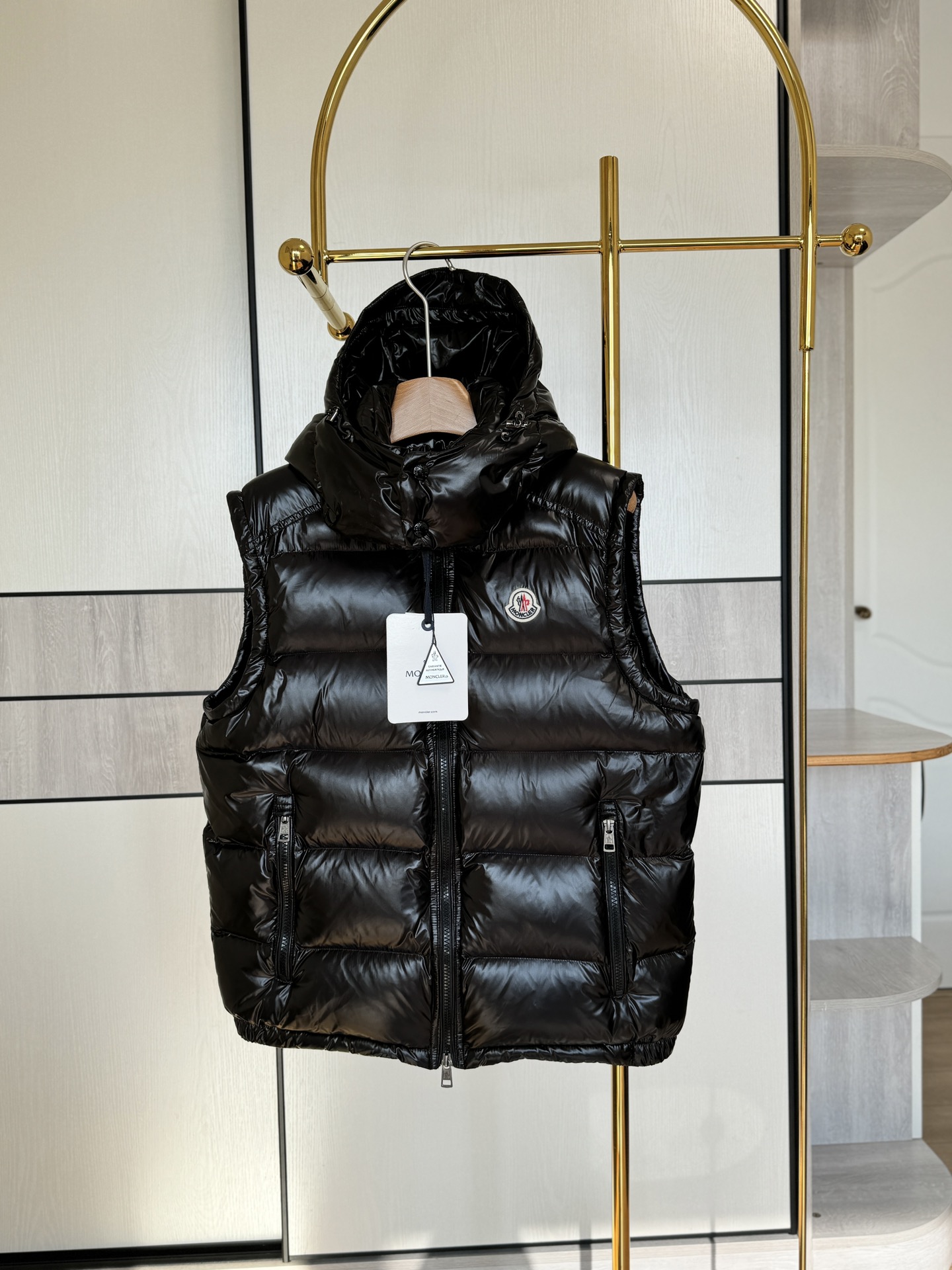NO:577462,Comes with a dust bag - a hooded down jacket vest. This classic style is a must-have!  This one is so easy to match!!!  Another powerful purchasing agent channel!!! A down jacket that condenses the essence of the century-old Mengkou down jacket!  The outer layer is the usual Toray 12D nylon!  The density reaches 420T, which is windproof and warm, eliminating any possibility of velvet running!  No matter what environment you are in, the surface of the clothes has an almost otherworldly metallic luster. You really can’t imitate this fabric, the texture you can see through the picture!  You will be even more shocked when you get the real thing!  !  90 goose down filling. The interior is properly filled with European standard 90 down feathers. You can feel the clothes after you receive them. The down is very fluffy and all are large downs. There is absolutely no stiffness or hard feeling from impurities!  As a down vest for autumn, winter and spring, it can take into account the warmth of the feather line and adapt to temperature switching. It is neatly cut and not bulky. It is effortless to layer and combine to easily create a sense of layering and rhythm!  Size 1 2 3 4 5,,Moncler,down jacket,hats,alexander wang19860909配防尘袋——蒙口连帽羽绒服马甲 经典的款式一定要入！人手一件超好搭!!！又是强大的出代购渠道!!!一款浓缩蒙口百年羽绒服精髓的羽绒服！ 外层是贯用的东丽12D尼龙！密度达到420T,防风保暖,杜绝任何跑绒的可能性！无论你身处什么环境,衣服表层几乎超凡脱俗的金属光泽度,这个面料你真的没有办法模仿,透过图片可见的质感！拿到实物你一定会更加震撼！！ 90鹅绒填充 内里妥妥的欧标90绒羽毛填充, 收到衣的服可以自行感受下,羽绒很蓬松,全部都是大朵的朵绒,绝对没有任何梗或者杂质硬邦邦的感觉！ 作为秋冬春三季的羽绒马甲,能够兼顾羽线的温暖,又能适应温度自留切换,剪裁利落不臃肿 叠穿组合毫不费力,轻松打造层次感与韵律感！ 码数1 2 3 4 5,,Moncler,down jacket,hats,alexander wang,Women's clothing