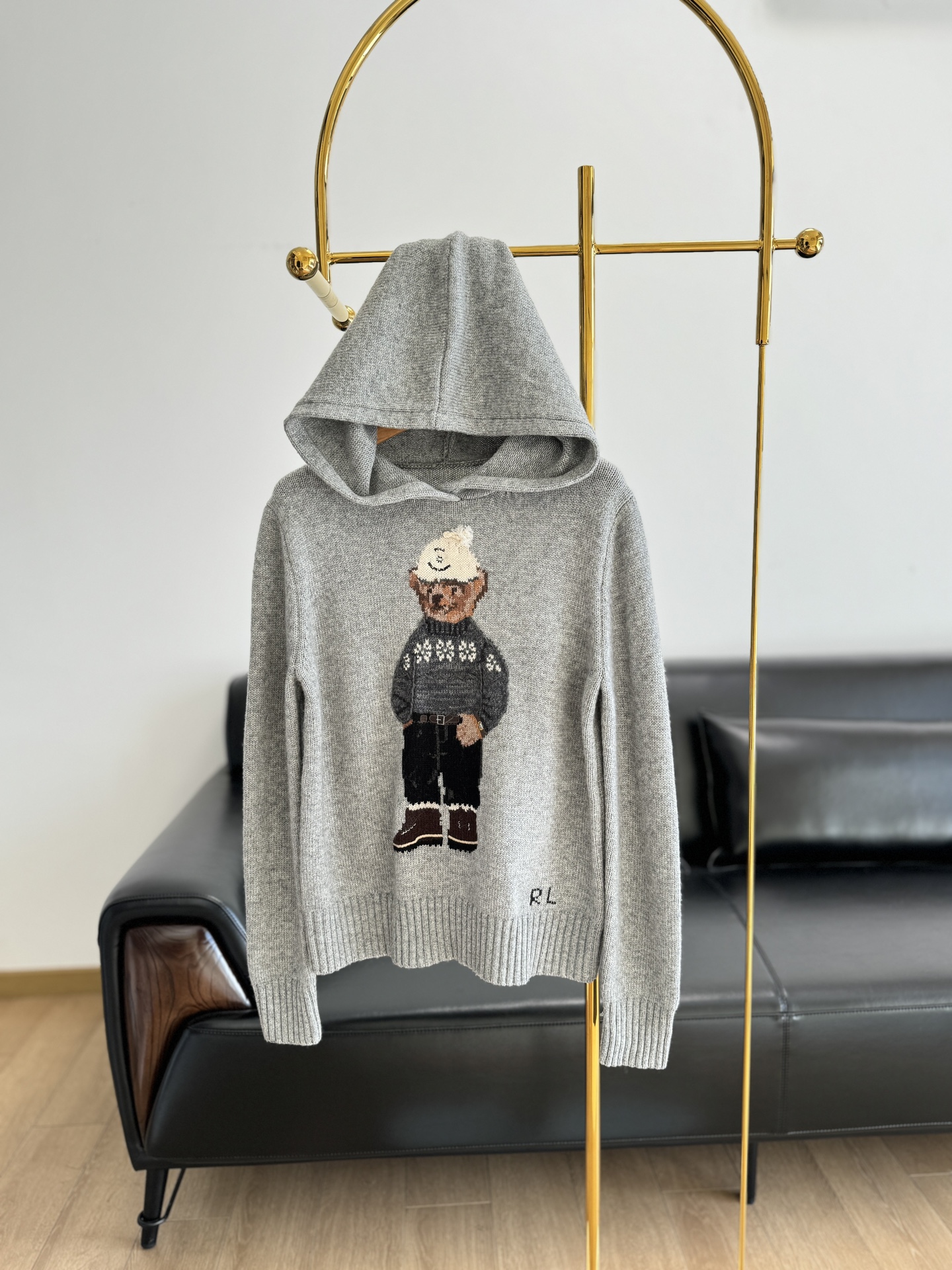 NO:656419,——Ralph Lauren/Ralph Lauren Early Autumn Bear hooded sweater with bear embroidery on the chest to reduce age. The design is stylish without losing interest!  The upper body creates a lazy and casual feeling!  !  Made of 10% cashmere and 90% wool...gentle, textured and high-density craftsmanship!  The peak texture visible to the naked eye. The upper body is thick and warm, and feels great on the skin. The loose and comfortable dropped shoulder silhouette hides the flesh, making it slimmer and not bloated!  The hooded design is casual and age-reducing, and can be worn by even small people!  It’s great whether worn alone or layered!  The version is slightly loose, so babies with fleshy arms and belly can enter it with their eyes closed!  It’s really a versatile piece that’s very popular in wardrobes!  Gray is a simple and versatile color ~ Size sml, loro piana, hats, alexander wang19860909——Ralph Lauren/拉夫劳伦早秋 小熊连帽针织衫 胸前小熊刺绣炒鸡减龄 设计感敲又不失趣味性！ 上身打造拥懒随意感！！ 采用10羊绒90羊毛…温柔有质感高密度工艺！肉眼可见的巅峰质感.上身厚实保暖肤感极佳 宽松自在的落肩廓形藏肉显瘦不臃肿！ 连帽的设计风格休闲又减龄 小个子也能驾驭！无论是单穿还是叠穿都很不错！版型是属于微宽松的 手臂和肚肚有肉肉的宝贝们完全可以闭眼入啊！jue对是衣橱出镜率狠高的百搭款 ！灰色简单又百搭得颜色～ 码数sml,,loro piana,hats,alexander wang,Women's clothing