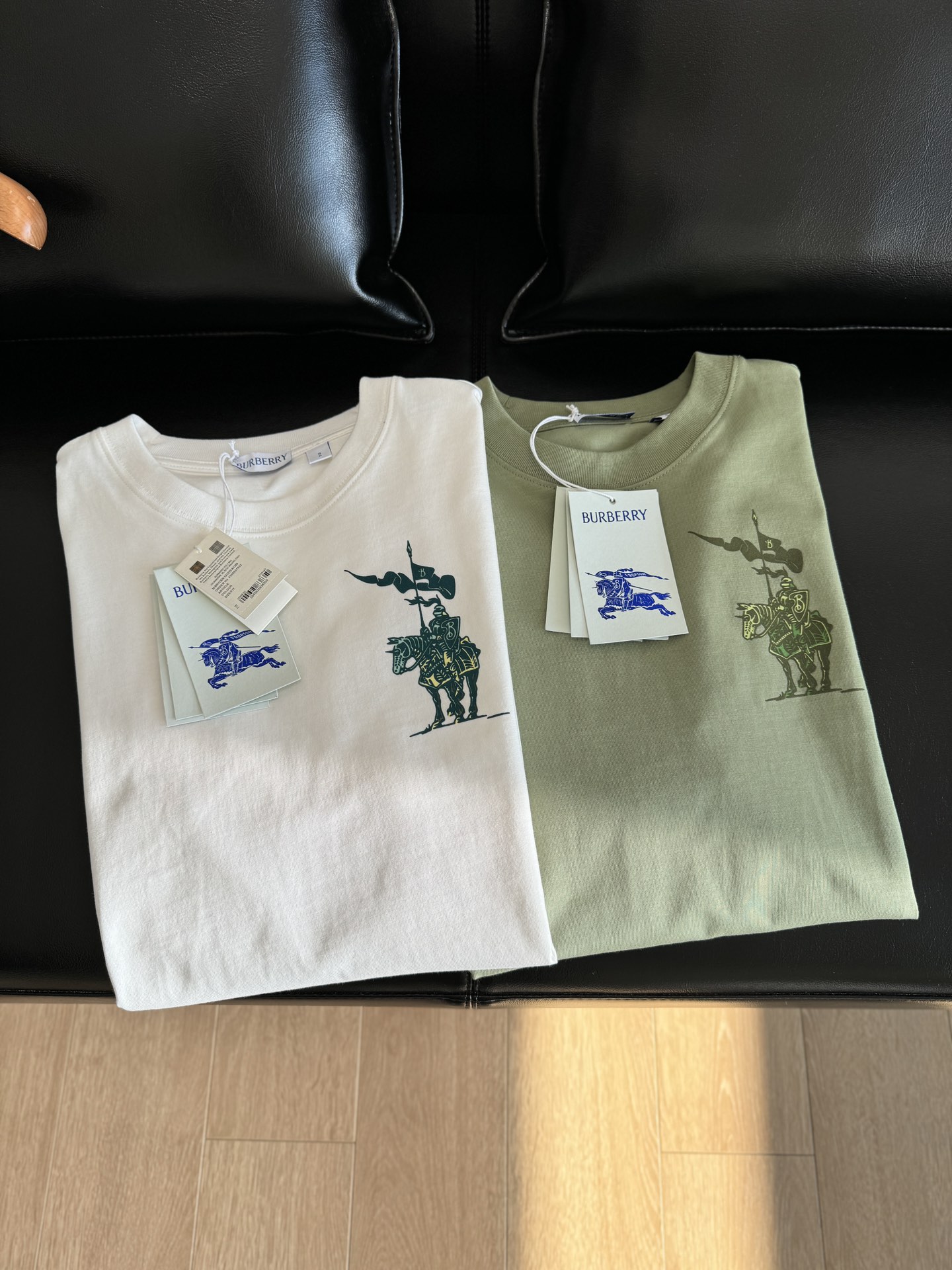 NO:312314,Simple and generous styles are very easy to wear. B's home has this kind of charm and can even easily wear them without any too much decoration!  Perfect style!  Simple, generous and fashionable. It can be matched with couples!  A very classic versatile short-sleeved T-shirt!  ,T-shirt,tees,t-shirt,alexander wang19860909简单大方的款式非常好穿搭, B家就是有这种样的魅力 甚至不需要什么过多的装饰就能轻松穿出味道！版型完美！简单大方时髦.可搭配情侣款！非常经典的百搭短袖T恤入起来！,,T-shirt,tees，t-shirt,alexander wang,Women's clothing