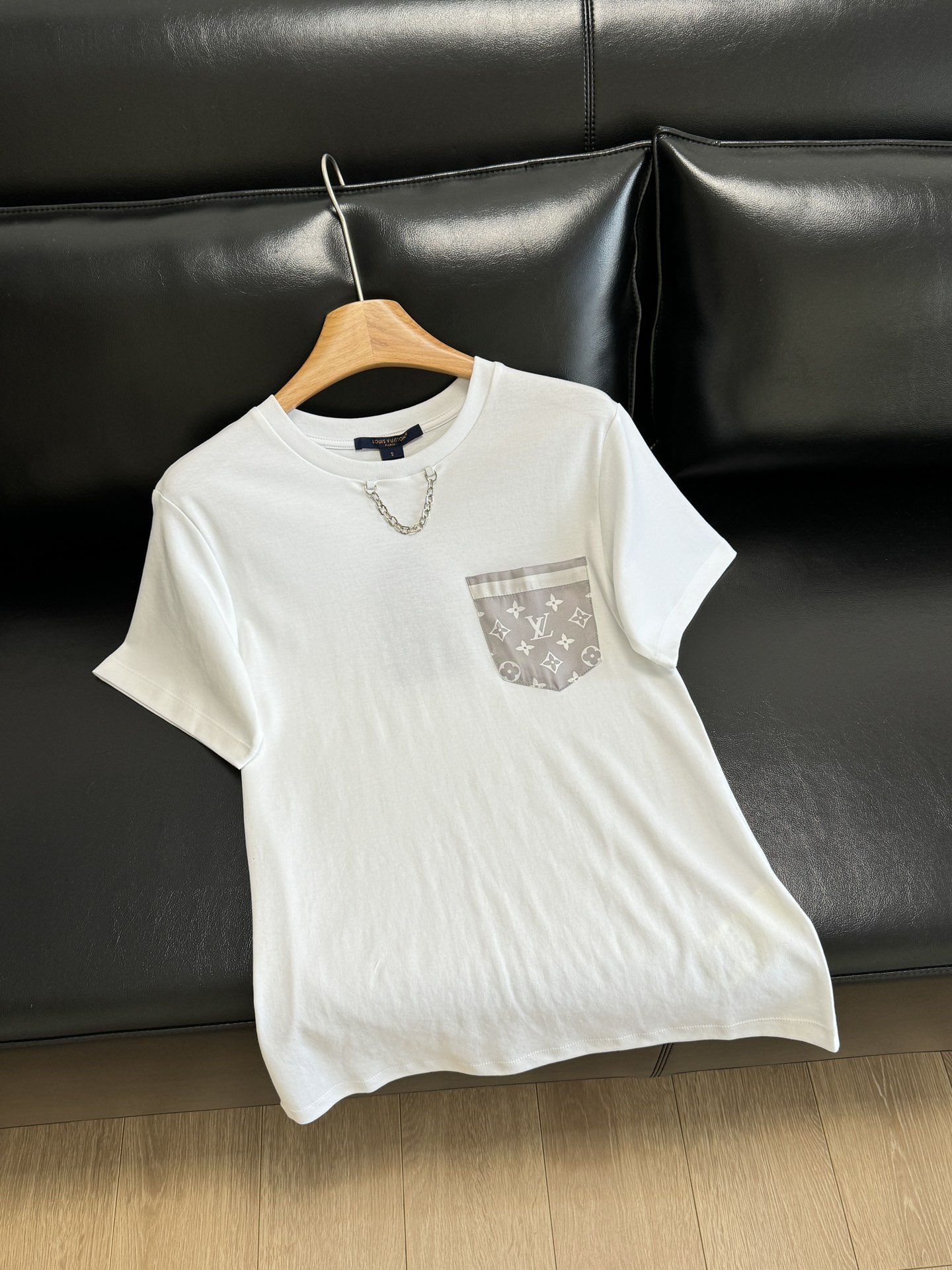 NO:308754,The straight body is comfortable and versatile. The chest is filled with a gray logo and presbyterian pocket to illuminate the overall details. The neckline is decorated with a custom logo metal chain to highlight the style. The workmanship and details are exquisite. The inner wear is practical, and the upper body is full of high-end and fashionable!  ,alexander wang19860909直身舒适版型显瘦又百搭,胸口以灰色logo老花口袋点亮整体细节,领口点缀定制的logo金属链条突出格调,做工和细节精致,单穿内搭都实用,上身满满高级时髦感！,,alexander wang,Women's clothing