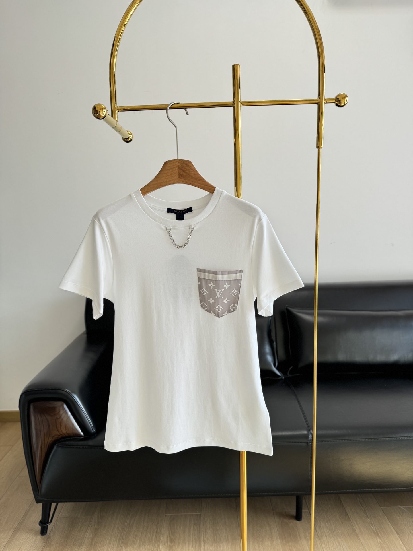 NO:308752,——LV 25Ss early spring new style, gray presbyterian pocket short-sleeved T-shirt, simple and elegant, all kinds of figures can be accommodated, matched with various items, without its holding style!  ♀ Choose high-quality cotton fabric, which has a smooth and delicate touch and a clear texture!  The comfort of the upper body is impeccable. The straight-fitting style looks slim and versatile. The chest is filled with a gray logo and presbyopia pocket. The neckline is decorated with a custom logo metal chain that highlights the style. The workmanship and details are exquisite. The inner wear is practical. The upper body is full of high-end and fashionable!  S/M/L, louis vuitton, T-shirt,tees, t-shirt,alexander wang19860909——LV 25Ss早春新款 灰色老花口袋短袖T恤 简约大气,各色身形都能包容,搭配各种单品,没它hold不住的造型！♀ 选用优质棉面料,手感顺滑细腻,纹理清晰！上身的舒适感无可挑剔 直身舒适版型显瘦又百搭,胸口以灰色logo老花口袋点亮整体细节,领口点缀定制的logo金属链条突出格调,做工和细节精致,单穿内搭都实用,上身满满高级时髦感！ 码数S/M/L,,louis vuitton,T-shirt,tees，t-shirt,alexander wang,Women's clothing