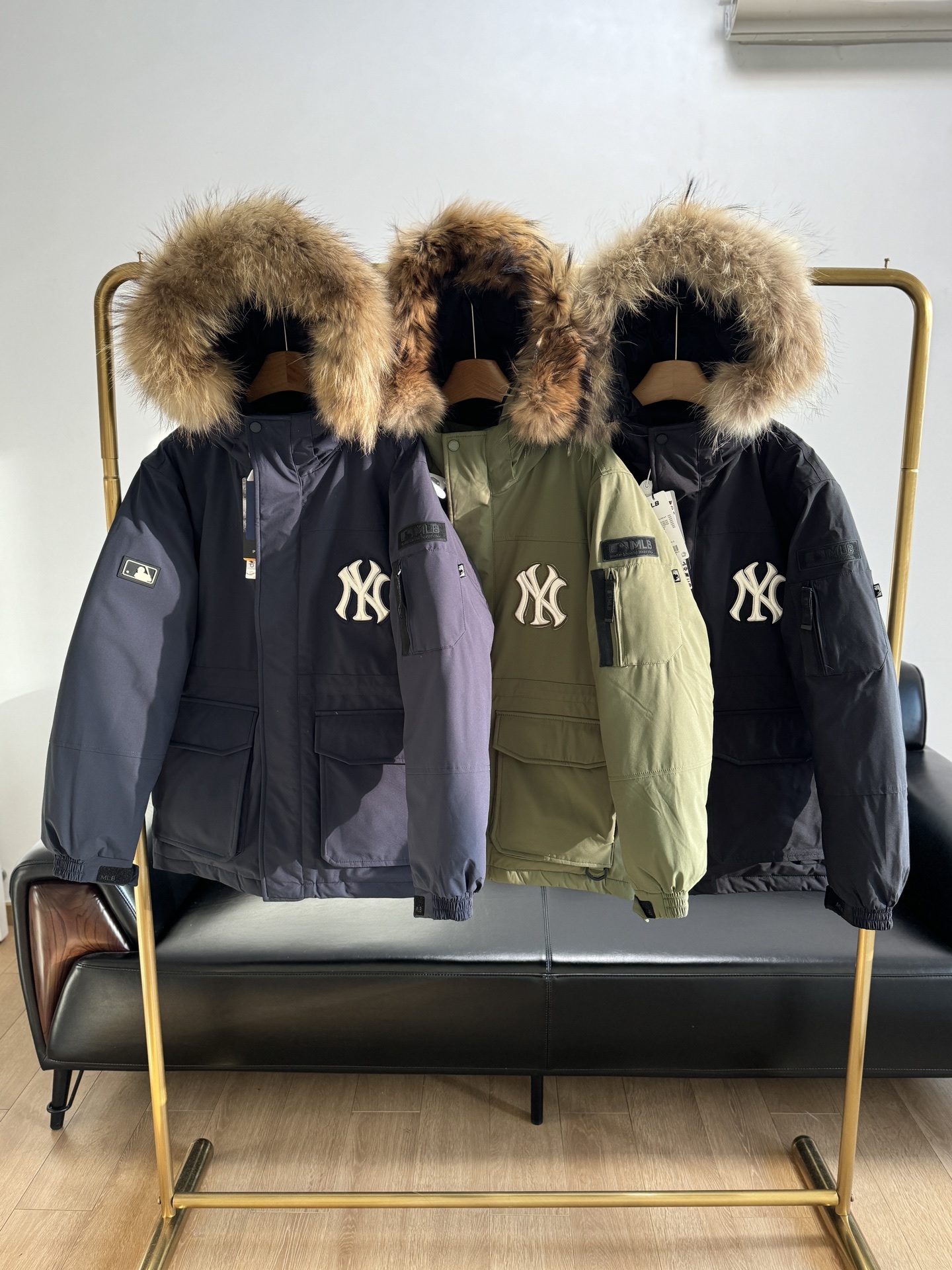 NO:664298,Equipped with dust bag,——MLB Workwear Hooded Down Jacket, Xiaohongshu’s most popular recommendation!  Internet celebrities from all over the world recommend it!  The filling is national standard 90 white duck down, raccoon fur real fur collar, super warm. Many Korean stars use it as a group uniform, it must be the best! This down jacket uses a double-layer anti-down liner design, which has super windproof performance!  It will be very warm to wear in winter! It is filled with white duck down and has high fluffiness. It is no problem to wear at minus 20 degrees Celsius~ Stand-up collar hood design. When walking outdoors, pull the collar to the highest position and put your hands in the pockets and it will be very warm~ Multi-functional functional style, a classic model of the multi-pocket workwear series!  Windproof cuff design, collar with anti-velvet splicing velvet, the upper body protects the neck from coldness, and it is super warm when worn!  The down content of the national standard 90 white duck down, the average down content is about 10 grams, the fluffiness is excellent, and it is very thick. The zipper has an original customized zipper with logo chain head, and a classic embroidered small logo on the chest!  Size s-xxl green blue black 3 colors, down jacket, hats,  19860909配防尘袋,——MLB 工装连帽羽绒服 小红书爆款推荐！各路网红狂推！ 填充物国标90白鸭绒,貉子毛真毛毛领,超级保暖.韩国一众明星拿来当团服的,必定是最好的!这款羽绒服运用了双层防绒内胆设计,防风性能超强！冬天穿会非常保暖!白鸭绒填充,蓬松度高,零下二十几度穿着也没问题~立领连帽设计走在户外把领子拉到最高,双手插进口袋非常暖和了~ 多功能机能风,多口袋工装系列经典款！防风袖口设计,领口带防绒拼接绒布,上身保护脖子不冰凉,穿上去超级暖和！国标90白鸭绒含绒量,平均克 左右充绒量,蓬松度手感极佳,非常厚实.拉链原版定制拉logo链头,胸前经典刺绣小logo！ 码数s-xxl 绿色 蓝色 黑色3个色,,down jacket,hats, ,Women's clothing