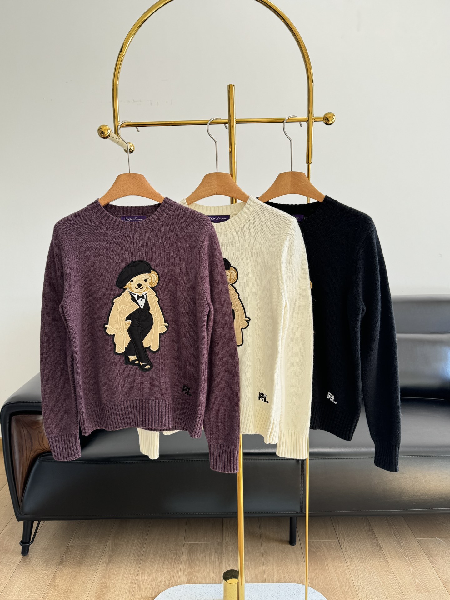 NO:579221,——Ralph Lauren Bear embroidered round neck wool sweater, black pre-sale for 3 days, purple and white in stock!  The upper body of 70 wool and 30 cashmere is soft and comfortable, and has great texture! The clothes feel very delicate and smooth, and the soft and waxy luster is very good! It is very smooth and drape, close to the skin and does not pierce the flesh ~ there is no pressure to wear it close to the body! The collar, cuffs, and hem are all threaded, which can fix the shape while also being more layered and not boring. The left hem is decorated with hand-embroidery of the founder's initials!  It's very comfortable and lazy to wear, and you won't feel constrained. The style is easy to wear casually and can be paired with jeans! It can be worn with any clothes. It can be worn as a base layer in late autumn or winter. It is also a good inner layer in cold weather! It is easy to wear and is recommended for wall cracks!  Size sml black purple white 3 colors,loro piana,jeans,alexander wang19860909——RalphLauren拉夫劳伦小熊刺绣圆领羊毛针织衫 黑色预售3天紫色白色现货！ 70羊毛30羊绒上身软糯舒适,也极有质感!衣服摸起来很细腻顺滑软软糯糯的光泽感很好!非常柔滑有垂感亲肤不扎肉~贴身穿着也没压力!领口和袖口、下摆都做了螺纹,能固定版型的同时也更有层次感不显沉闷,左侧下摆饰创始人姓名首字母的手工刺绣! 穿着起来菲常的舒适慵懒,不会感到束缚~版型好随意穿,既可以用牛仔裤来配!可以搭任何衣服,深秋或者冬季做内搭打底衫穿,天气冷也是个不错的内搭!!实力好穿,墙裂推荐的一款！ 码数sml 黑色 紫色 白色3个色,,loro piana,jeans,alexander wang,Women's clothing