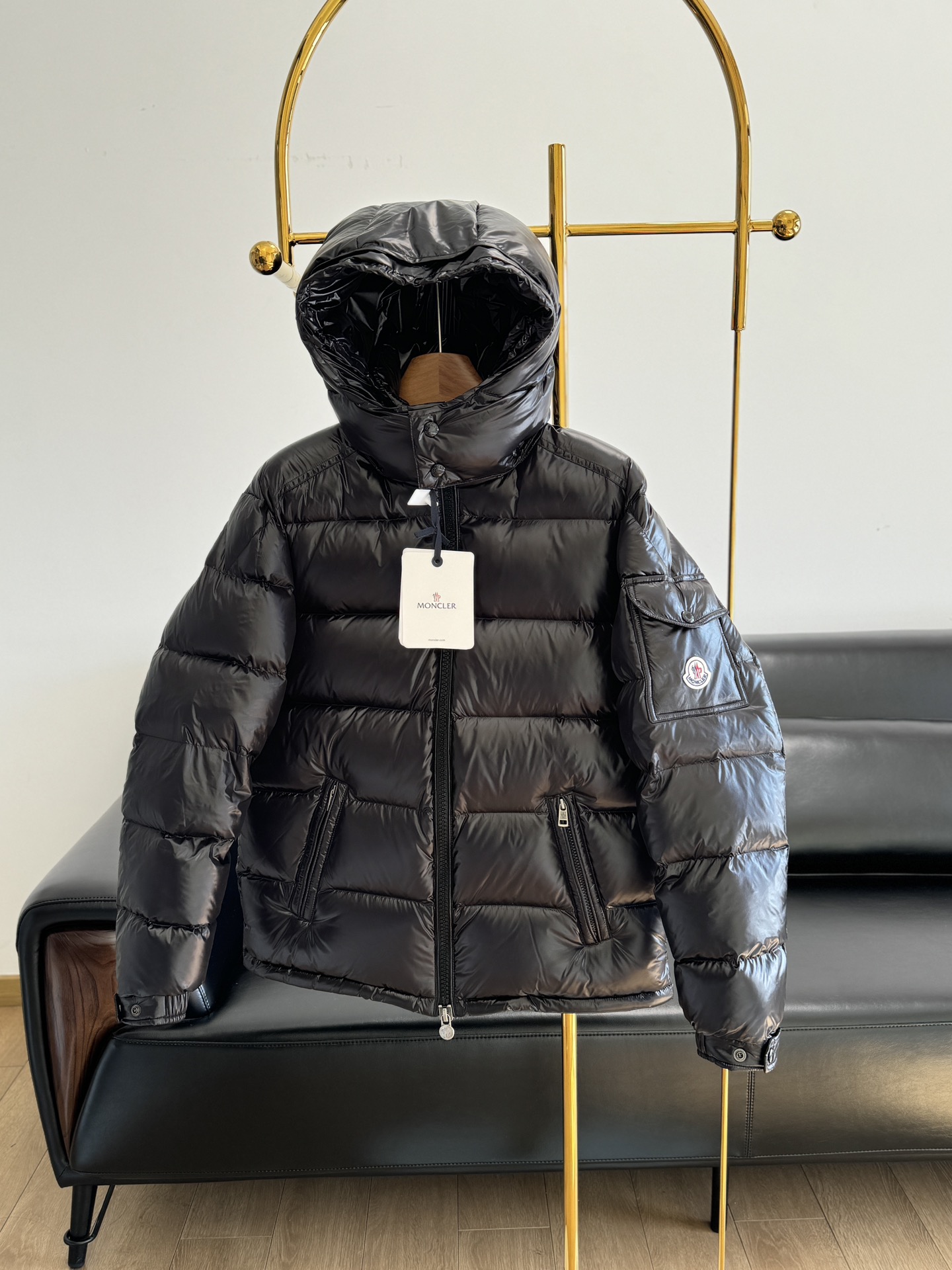 NO:567973,Equipped with a dust bag - the Moncler Men's and Women's Men's Unisex Down Jacket is an evergreen style that must be released every year, but it is a series that is sold out every year and will never go out of style!  The interior is filled with 90% white duck down and 10% feathers!  The velvet is so thin that you can barely touch it!  And the whole velvet is very full and fluffy!  The cashmere content is also high!  The higher the velvet content, the warmer and lighter it is!  The upper body is very warm and the lining is designed to prevent velvet, so you don’t have to worry about lint running away!  The most proud thing is its accessories, custom-made buckles and M logo engraved on the surface!  All hardware accessories are custom-made and there are no defects in the hardware. The logo engraving is very delicate and smooth. It is definitely the best seller in the market!  Every detail can reflect the quality of a large factory. The highly recognizable masked logo shows your taste!  It has a shiny design, is easy to take care of, and is very trendy!  The warmth retention is also very good, and it is the same style for men and women!  The classic style will never go out of style no matter how long you wear it, and it doesn’t matter your age!  This winter, wear it with your boyfriend!  Wearing it makes me look energetic and famous, and it looks great!  Size 1 2 3 4 5 6,,Moncler,down jacket,alexander wang19860909配防尘袋——Moncler蒙口男女同款羽绒服 可谓是常青款了 年年必出的款 却是年年卖断货的系列 并且永远不过时！ 内里90白鸭绒10羽毛填充！ 绒很细,基本上摸不到有梗子！ 而且整个绒很饱满,蓬松！绒量也高！ 含绒越高越保暖,也越轻！上身很保暖 内里防钻绒的设计 完全不用担心会出现跑绒！ 再值得骄傲的地方,就是它的辅料 客供定制扣拉 表面M家刻字logo！ 所有五金配件全部客供定制 五金没有任何瑕疵♂ logo刻字非常精致圆滑 绝对秒杀市场货！ 每个细节都能体现大工厂的品质 极具辨识度的蒙口徽标彰显品味！亮面设计,很好打理,潮流感十足的一款！保暖性也非常好, 男女同款！经典款式,穿多久都不会过时,而且不♀挑年龄！这个冬天,和男朋友一起穿起来吧！穿起来整个人精神又大牌,好看极了！ 码数1 2 3 4 5 6,,Moncler,down jacket,alexander wang,Women's clothing