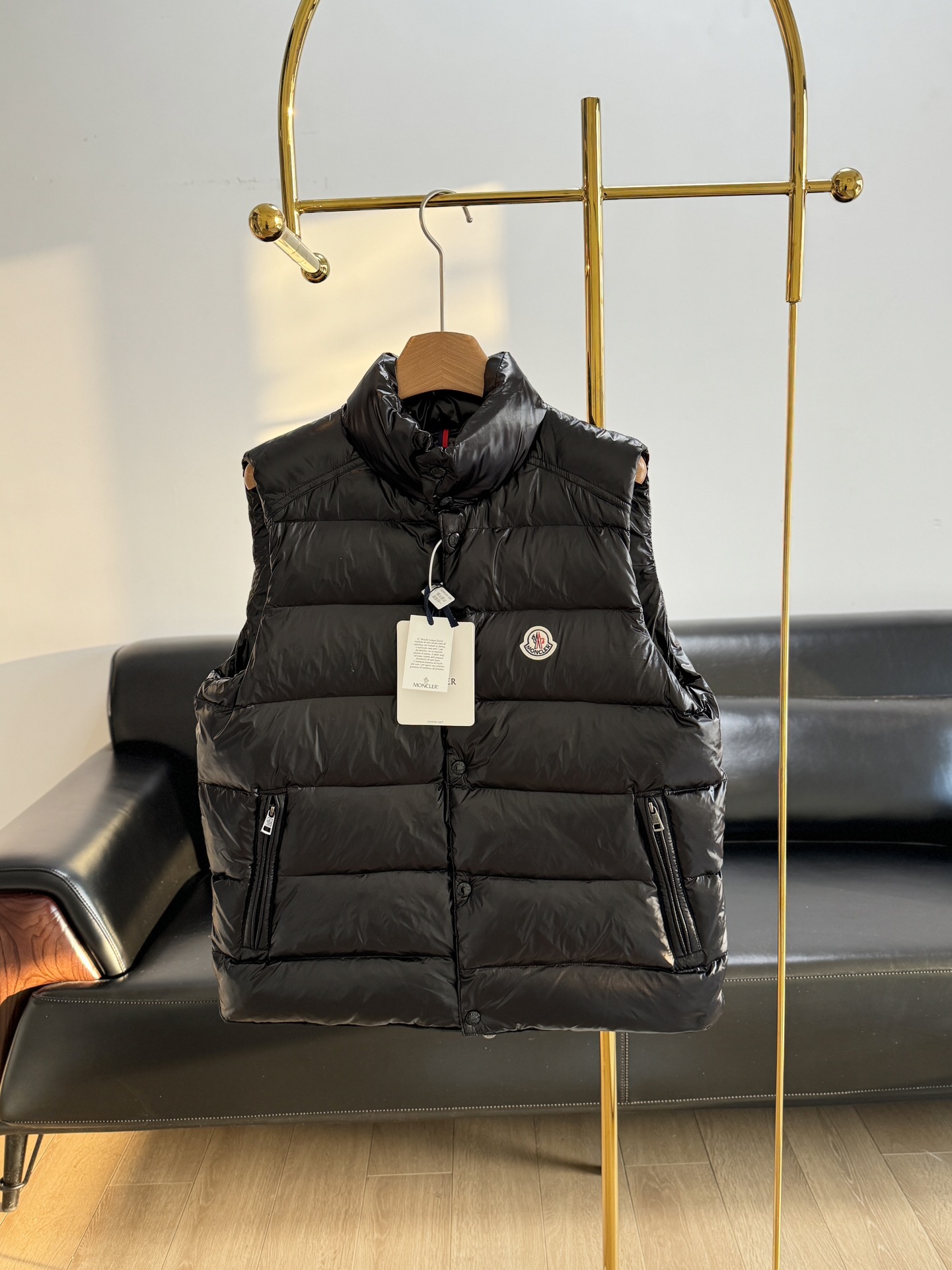 NO:563684,Equipped with a dust bag - Moncler's classic stand-collar down vest. The popular series is always out of stock at counters. It not only has the warmth function of down jackets, but also shows a neat and capable temperament. It can be perfectly matched with sweaters and sweaters!  You don’t have to choose between men’s and women’s clothing, it’s worth stocking up!  The imported custom-made fabric has a delicate texture and is shiny. The fabric is made of iconic lacquered nylon. It is windproof and splash-proof. It is filled with 90 white duck down. The amount of down is sufficient. The ready-made garment is fluffy and full. The whole down jacket has a total of four layers of fabric, and the two inner layers are made of the best 400D gallbladder cloth and woolen!  The customer-supplied hardware accessories have exquisite and perfect details inside and out!  The workmanship is exquisite, and every detail is worthy of your repeated consideration!  The visual effect of slimming is very obvious, and the handsomeness of the upper body can only be felt by the upper body!  Size 1 2 3 4 5 6,,Moncler,hoodie,sweatshirts,sweaters,down jacket,alexander wang19860909配防尘袋——Moncler蒙口 经典款立领羽绒马甲 大热的系列专柜一直断码缺货状态 不仅兼具羽绒服的保暖功能 又显利落干练气质, 无论与卫衣、毛衣都可以完美匹配！ 不挑男女穿搭,很值得囤货！ 进口定制的面料质感细腻有光泽, 面料是标志性漆面尼龙 防风防泼雨 采用90白鸭绒填充 充绒量很足 成衣蓬松饱满,整件羽绒服一共四层面料, 两层内胆都是400D最好的胆布和呢绒！ 客供五金配件里外细节精致完美到位！ 做工精湛,任何细节都值得你反复推敲 ！ 显瘦视觉效果非常明显, 上身的帅气程度大气场只有上身才能体会！ 码数1 2 3 4 5 6,,Moncler,hoodie,sweatshirts,sweaters,down jacket,alexander wang,Women's clothing