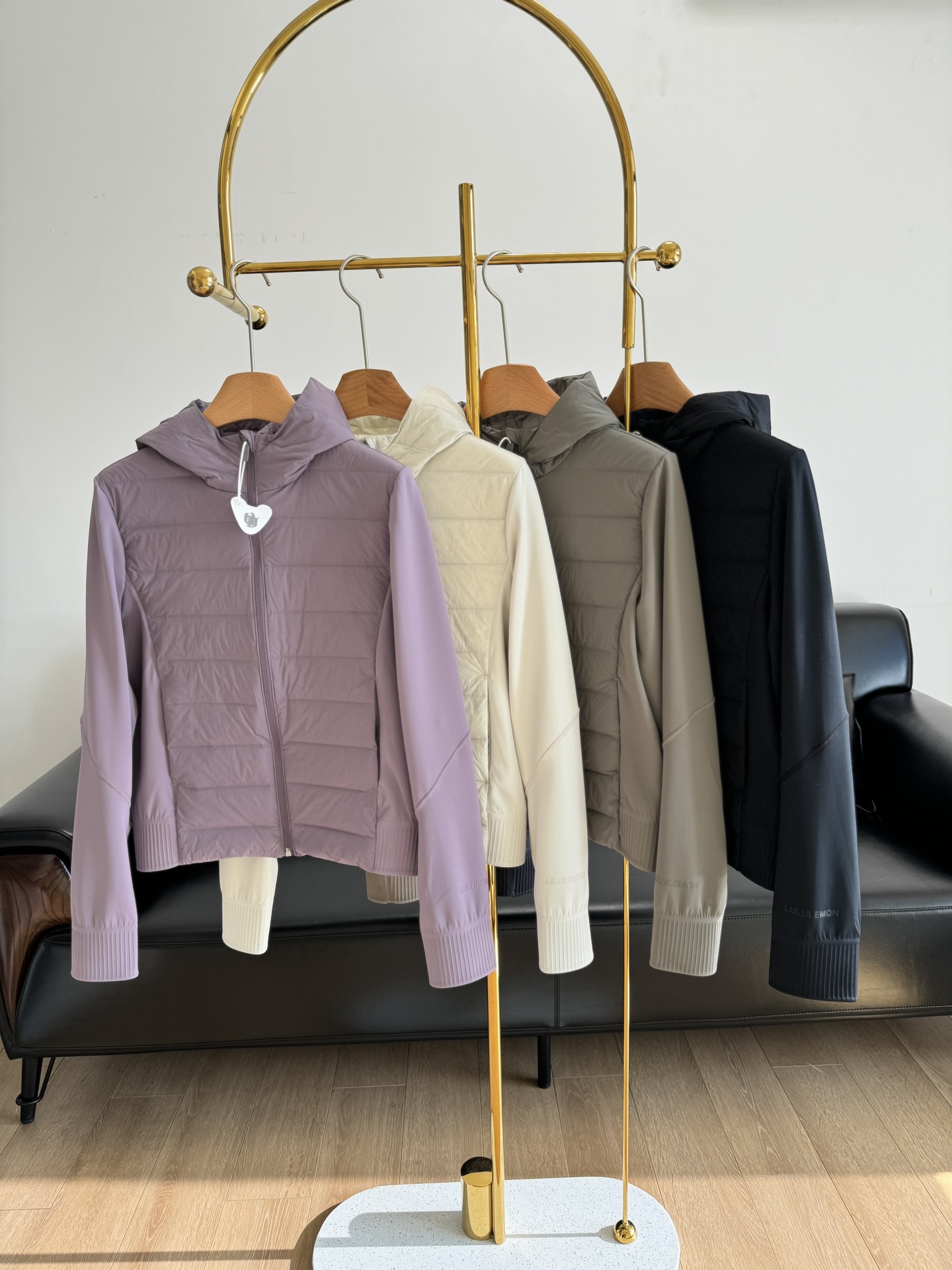 NO:312309,——Lululemon light and slim hooded jacket down jacket, one of the classic styles is thin and stylish, suitable for outdoor sports or daily wear. The style highlights the figure. Stable goose down filling is evenly locked. Warm but not bloated, light and warm!  Comfortable and warm, accompany you through the winter with warmth!  All hardware zippers are the same as the original!  The armband is also customized with open mold~ The upper body is clean and simple, beautiful, very daily, both slim and covers the flesh. It immediately becomes a small waist and beautiful clothes. It is the driving force for fitness. For people who are afraid of cold, down jackets are indispensable in winter. If you don’t like the body being too thick, then light down is definitely the first choice. Slim-fitting tailoring and zippered pockets look ordinary at first glance, but after the upper body, the entire series is perfectly fitted to wrap the upper body, the length and hips, and the waist-hugging design immediately brings out a good figure!  Whether it is running outside or wearing indoors, it is very light and flexible!  Goose down, bringing full warmth. Number 4 6 8, Purple Black Green Flax 4 colors,, Jackets & coats, Jackets & coats, down jacket,hats,alexander wang19860909——lululemon轻薄修身连帽夹克羽绒服外套 经典款之一轻薄有型 户外运动或日常穿都适用 版型凸显身材 稳定鹅绒填充均匀锁热 温暖而不臃肿,轻盈保暖！ 舒适保暖,伴你温暖过冬！ 所有的五金拉链都是和原版正品一致！袖标也是开模定制～ 上身干净简单 绝美 很日常 既修身又遮肉 立马变成小蛮腰好看的衣服就是健身的动力 对于怕冷星人来说,冬天必不可少的是羽绒服 不喜欢身上过于厚重,那么轻羽绒肯定是首选 修身剪裁,拉链口袋,乍一眼看觉得普普通通,但上身之后绝对真香系列整个完美贴合包裹住上半身,长度及臀,收腰的设计立马凹出好身材！无论是外出跑步还是室内穿着,都非常轻便灵活！鹅绒填充,带来满满的温暖 码数4 6 8, 紫色 黑色 绿色 亚麻色4个色,,jackets & coats,jackets & coats,down jacket,hats,alexander wang,Women's clothing