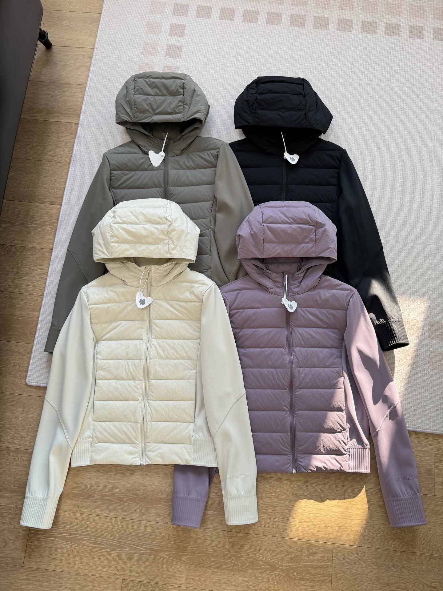 NO:312310,Slim-fitting and zippered pockets, it looks ordinary at first glance, but after the upper body, the entire series is perfectly fitted to wrap the upper body, the length and hips, and the waist-tight design immediately brings out a good figure!  Whether it is running outside or wearing indoors, it is very light and flexible!  Goose down, bringing full warmth, alexander wang19860909修身剪裁,拉链口袋,乍一眼看觉得普普通通,但上身之后绝对真香系列整个完美贴合包裹住上半身,长度及臀,收腰的设计立马凹出好身材！无论是外出跑步还是室内穿着,都非常轻便灵活！鹅绒填充,带来满满的温暖,,alexander wang,Women's clothing