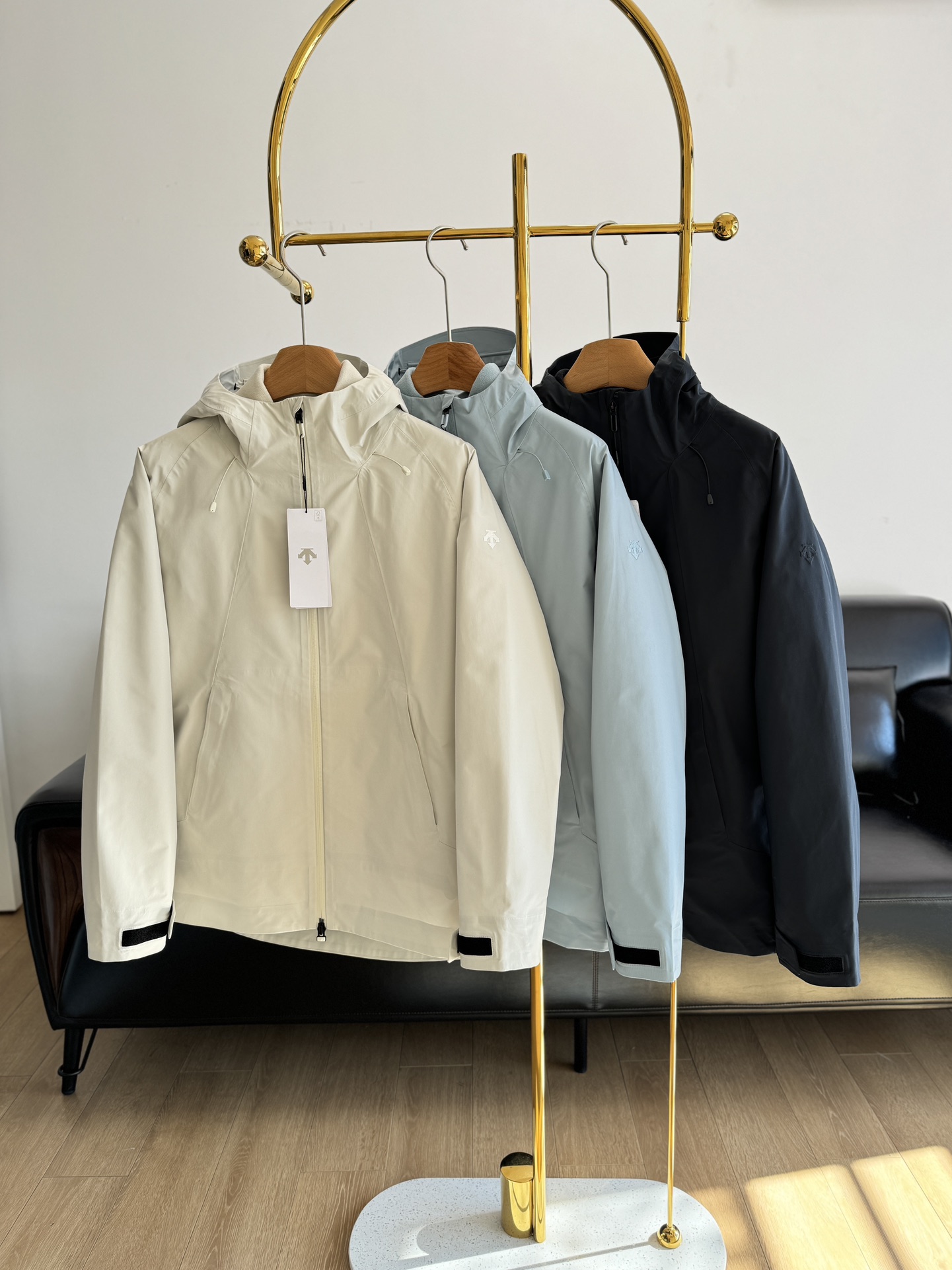 NO:576838,——Descente women’s three-in-one detachable jacket. Three-in-one is a great deal! Stylish and not bulky! 3D three-dimensional tailoring! Hard-core functional style, taking into account both appearance and functionality! It is made of polyester fiber and has been treated with high-strength tear-resistant technology! The texture itself is also very strong! It is very high-end! The hat brim is widened and the drawstring design is adjustable! In the face of wind and rain, it can also provide comprehensive protection for the head! The Velcro design of the cuffs allows flexible adjustment to effectively reduce the entry of cold air and foreign matter! Heavy industry logo embroidery mark! Show your personality! Lightweight and not heavy is the most important thing for daily wear, and the most important factor is that the outer shell is windproof and waterproof, and all the gaps inside are sealed with glue. This kind of practical and good jacket can be easily driven whether it is commuting or outdoor sports in two seasons! Size m-2xl black, off-white, blue 3 colors, jackets & coats, hats, alexander wang19860909——迪桑特女款三合一可拆卸冲锋衣 三合一太划算啦！版型时尚不臃肿！3D的立体剪裁！硬核机能风,兼顾颜值和功能！ 采用聚酯纤维,还经过高强度的抗撕裂工艺处理!本身的质感也很强!很上档次! 加宽帽檐,可调节抽绳设计！面对风雨天气,也可为头部提供周全防护！袖口魔术贴设计,灵活调节可有效减少冷空气和异物的进入！ 重工logo刺绣标志!彰显个性！ 轻便不厚重是日常穿着最重要的,并且最主要的因素就是外壳防风防水,内里所有的缝隙全部压胶封边,这种实用性无敌的好外套,无论是兩季通勤还是户外运动,都能轻松驾驱！ 码数m-2xl 黑色 米白 蓝色3个色,,jackets & coats,hats,alexander wang,Women's clothing