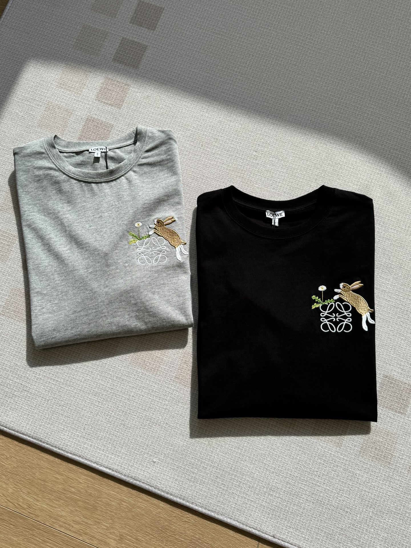 NO:322355,The chest is decorated with the latest joint logo from Hehe ceramic artist Suna Fuita, with fashionable and interesting patterns and logo designs, cute without losing low-key details!  The fashionable and low-key black gray is very pleasing and versatile color, and the upper body is not picky at all!  ,alexander wang19860909胸前饰以和和陶瓷艺术家Suna Fuita的最新联名标识,时髦有趣的图案和logo设计,可爱而不失低调细节！时髦又低调的黑色灰色,非常耐看又百搭的色系,上身完全不挑人！,,alexander wang,Women's clothing