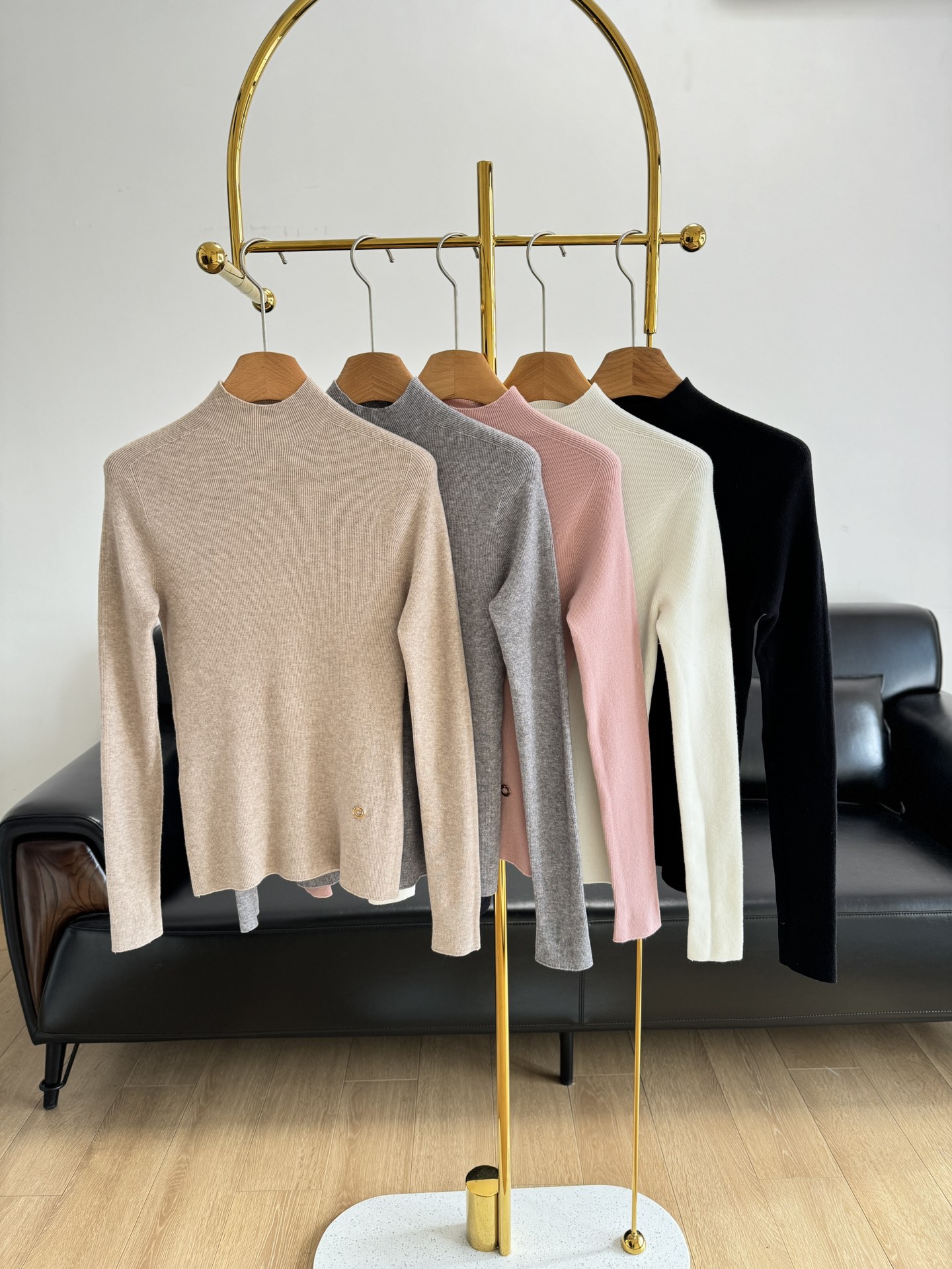 NO:625386,——LP's new autumn and winter slim-fitting half-turtleneck sweater, a universal base and classic half-turtleneck sweater! High-end new colors kick off fashionable autumn and winter. High-end wool + cashmere weaving gives skin softness and comfort. Super-fine wool and cashmere blend! It's as delicate and comfortable as the second layer of skin, and the grooved ribbing is three-dimensional and stylish. It's anti-pilling, has good resilience, is durable and easy to care for! The tall and practical version that can be worn for 3 seasons is slim and versatile, and the stylish half-high collar allows you to unlock high-end INS outfits! The temperamental half-high collar demonstrates French casualness, and the slim fit hides the flesh and makes you look slimmer. High-density weaving, showing fine three-dimensional pit ribs, more comfortable and skin-friendly, not see-through, no tying, no shaping, no tightness, custom-spun environmentally friendly dyeing, pure, soft, sinewy and close-fitting, close to the skin, can be mixed and matched with jackets of any color and style, cool, casual, versatile and fashionable, just the color you need for base! Size, s-xl pink gray black white apricot 5 colors, loro piana, jackets & coats,alexander wang19860909——LP新款秋冬修身半高领针织衫 萬能打底经典半高领针织衫！ 高颜值新色开启时髦秋冬 高端羊毛+羊绒织造给予肌肤亲柔舒适超细羊毛羊绒混纺！如同第二层肌肤般细腻贴合舒适,坑条罗纹立体有型.抗起球、回弹性佳耐穿易护理！ 可通穿3季的高实穿版型显瘦百搭时髦半高领气质领型任你解锁INS高阶穿搭!气质半高领演绎法式随性,修身版型藏肉显瘦,N次调版呈现精致修身的立体版型包容度J 高藏肉显瘦,单穿利落有型搭配外套百搭时髦. 高密织造,呈现细密立体的坑条罗纹倍加舒适亲肤不透不扎塑形不紧绷,定纺环保染色色光纯正柔和柔软有筋骨贴身穿越亲肤, 能与任意颜色、风格的外套混搭,酷飒随性百搭时髦人手苾备的打底刚需色! 码数、s-xl 粉色 灰色 黑色 白色 杏色5个色,,loro piana,jackets & coats,alexander wang,Women's clothing