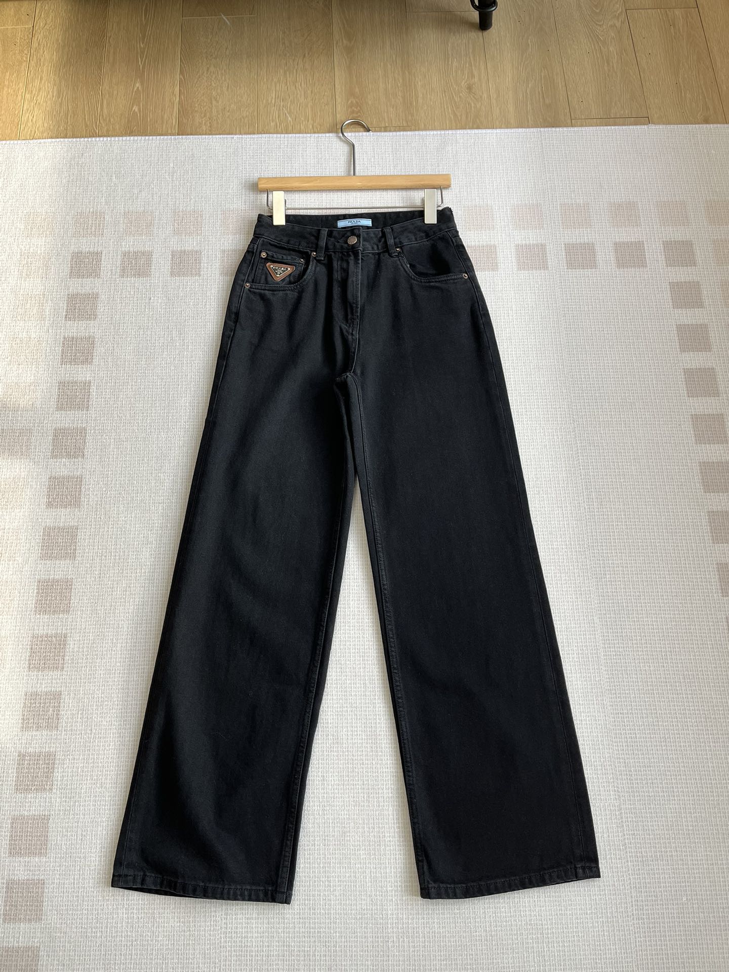 NO:320126,The bronze buttons are retro and durable and more textured! The mold-opening custom carved with the brand logo is low-key and high-end, with a straight-tube style!  A small girl who is inclusive enough to have a body shape can roll up her legs and wear it. She loves you!  Recommended to buy!  No matter how you wear it, it looks good and has a very exciting tone!  It’s perfect for pairing with a T-shirt!  , hoodie,sweatshirts,tees,t-shirt,alexander wang19860909古铜色纽扣,复古耐看,更有质感!开模定制雕刻着品牌标识低调又高级,直筒版型！有着对身形的足够包容性小个子女生可以卷起裤脚穿哈,爱了爱了！推荐入手！随便怎么穿搭都好看,腔调感爆棚！ 搭配T恤 卫衣都妥妥的！,,hoodie,sweatshirts,tees，t-shirt,alexander wang,Women's clothing