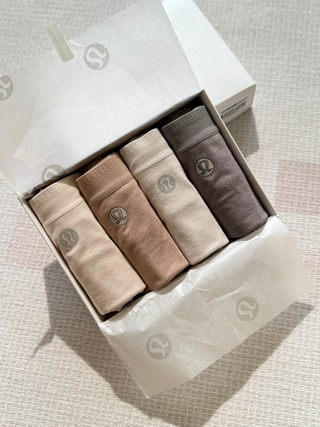 NO:322934,——Continuation of hot products... Classic style, ultimate sales LU reveals minimalist nano ultra-fine heartwarming velvet women's underwear, versatile king. Texture is visible~ no body shape. Warm tone, high appearance and eye-catching~ Comfortability °C   Skin-friendly grinding nano ultra-fine velvet grinding material feels soft and glutinous. The middle-version hip-covered version with a large PP can also wear it. It is too inclusive. It is really Nise suitable for autumn and winter. A simple foundation can get comfortable and warm. It is completely immersed in relaxed and free breathing, as gentle as clouds, and warm!  Silk bottom crotch care, one box of four packs, L-code suitable for 85~118 catties, XL-code suitable for 118~140 catties, two-code number.,,alexander wang19860909——爆款延续……经典款式,极致销量 LU露极简纳米超细暖心绒女士内裤,百搭王 质感看的见～不挑任何体型 暖色调,高颜值吸睛～舒适度°C    亲肤磨毛纳米超细丝绒磨毛材质手感敲软糯 中版包臀版型PP大的姐妹也可以穿包容性太强了真的很Nise适合秋冬一条简约基础就可以get舒适和温暖,完全沉浸放松式自由呼吸,云朵般轻柔,温暖！蚕丝底裆呵护, 一盒四条装 L码合适85～118斤 XL码合适118～140斤 两个码数.,,alexander wang,Women's clothing