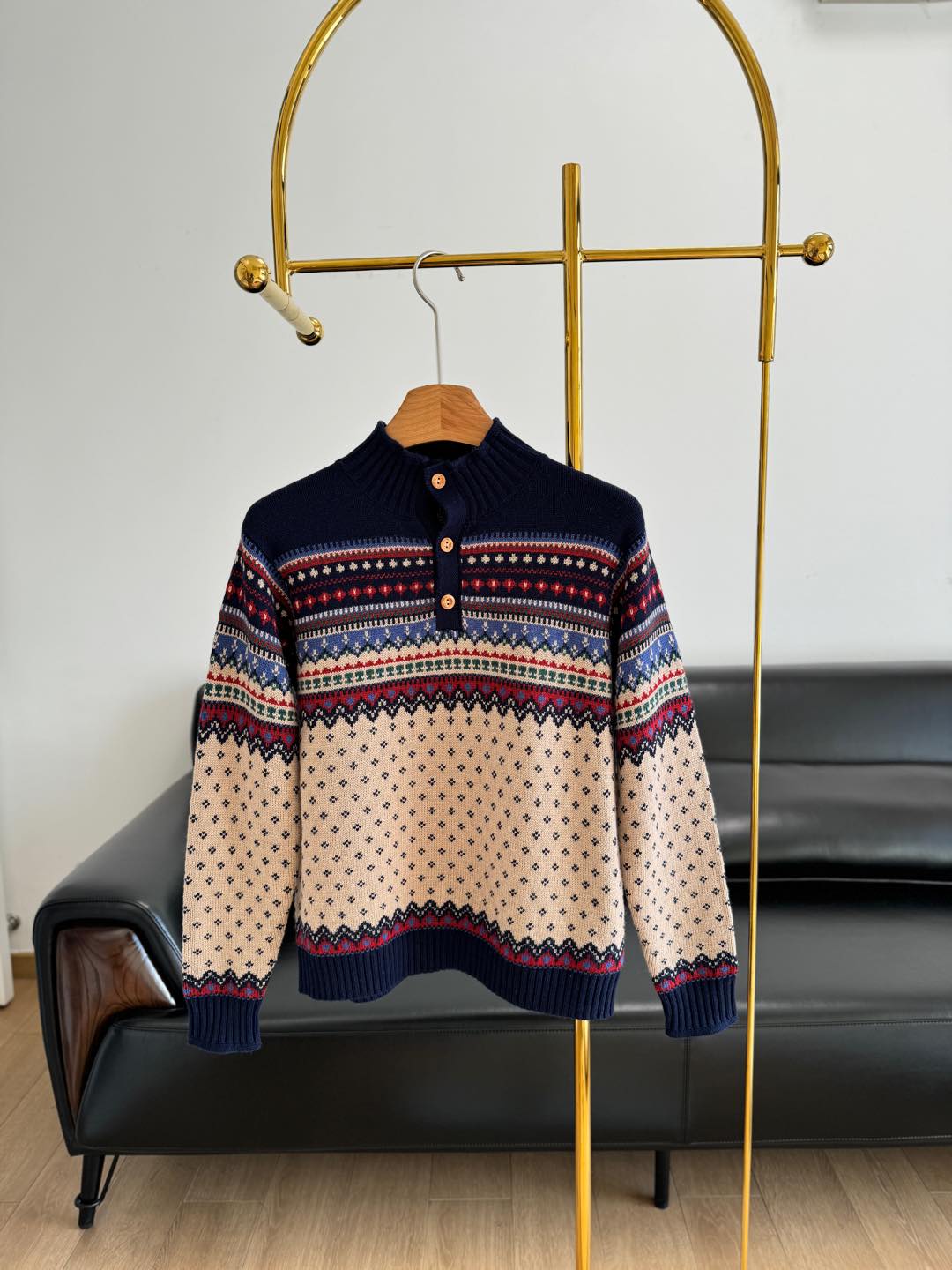 NO:295750,——Ralf Lauren Fair Island Jacquard Sweater The elegant retro atmosphere of the retro Fair Island style loose round-neck pullover sweater is an indispensable element in this autumn and winter!  Use wool!  The blended material has a delicate and soft feel, and the upper body is light and free, with a slightly plush surface!  Combining five different colors of yarns, a stylish inner wear will not look bloated!  The half-open collar design breaks the monotony of traditional sweaters and adds a bit of casualness and fashion!  The jacquard pattern is rich in simple retro Nordic style!  It is both simple and exquisite and low-key. It can be easily retro and literary with just a pair of jeans!  yard sml, jeans, sweaters, alexander wang19860909——拉夫劳伦 费尔岛提花毛衣 复古文艺费尔岛风宽松圆领套头毛衣自带的优雅复古氛围感是这个秋冬不可少的元素！ 采用绵羊毛！混纺材质手感细腻柔软,上身轻盈自在表面带着微微毛绒感！结合了五种不同颜色的纱线,单穿有型内搭又不会显臃肿！ 半开领的设计,打破了传统毛衣的单调,增添了一份随性与时尚！提花图案浓郁的简约复古北欧风格！既有日常的简约又有精致低调的特点～随便搭配一条牛仔裤就能轻松复古文艺范！ 码数sml,,jeans,sweaters,alexander wang,Women's clothing