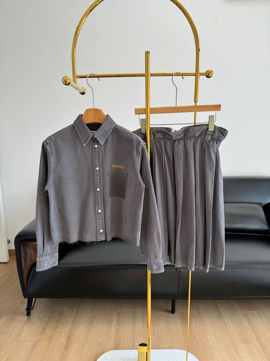 NO:295775,Shirt skirt MiuMiu/Miu Miu Letter embroidered antique jeans set blending modern atmosphere!  Time-saving and carefree set. It uses cotton fabric with moderate thickness!  The texture is clearly visible, and the fabric is straight, stylish, and not soft. The fabric is to be durable and comfortable. It is carefully made and can be seen in quality, and the upper body effect is even better!  Shirts can always easily achieve a relaxed and casual fashionable style!  The embroidered logo embroidered on the chest and waist adds iconic elements, and paired with a pleated skirt with a bottom silhouette, adding a fashionable attitude and creating a recognizable retro college style outfit!  Walking on the street is full of attention!  It's nice to match casually!  Big recommendation!  Size sml shirt skirt 2 styles, miumiu, skirts, shirts, alexander wang19860909衬衫半裙 MiuMiu/缪缪 字母刺绣做旧牛仔套装 糅合摩登氛围！省时不费心的套装 采用棉面料,面料厚度适中！纹路清晰可见,挺阔有型不软塌♂好的面料就是要耐造又舒服~做得很用心,品质上看得到,上身效果更棒！ 衬衫总能轻松实现轻松又随性的时髦型格！胸口与腰间刺绣徽标点缀,平添标志性元素,搭配下装廓形百褶半裙,平添时髦态度,塑造极具辨识度的复古学院风穿搭！走在街上吸睛度满分！随意搭配就很nice！重磅推荐！ 码数sml 衬衫 半裙2个款,,miumiu,skirts,shirts,alexander wang,Women's clothing