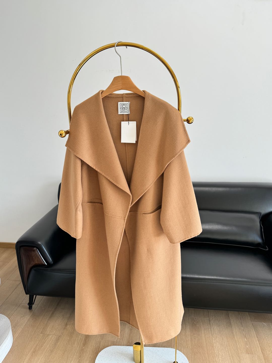 NO:295770,——TOTEME Women's Clothing Side Slit Shoulder Lapel Coat Jacket Toteme is now the choice of many celebrities. It will not be too complicated, not too expensive, and has trustworthy qualities. It is an exquisite wardrobe that young urban women can also have!  A glance at the texture of autumn and winter!  Very recognizable!  Especially this coat!  !  !  A true C-slot!  Very textured!  A very blogger-style coat!  Wear it is a fashionable person walking!  !  !  It uses 90 wool and 10 cashmere, and the wool density is very high!  The overall cold resistance is very strong!  All raw materials are imported without any moisture!  Only when you really get this can you feel it. It is definitely not the kind you think is stupid and heavy!  Very light and soft!  The simple silhouette is added with an extra-large lapel design, cleverly modifying the head and body proportions, bringing a cool and open temperament!  The outfit of autumn and winter is a strong support for you. It has an oversized, soft draped shawl lapel, shoulder drop and slits at the joints, which means it can be thrown away and layered layers, floating in a very chic way in the wind.19860909——TOTEME女装 侧开叉落肩翻领大衣外套 Toteme现在是很多明星的选择,它不会太复杂,不会太昂贵,也有令人信赖的品质,属于年轻都市女性也可以拥有的精致衣橱！ 一眼秋冬质感！极具辨识度！ 尤其是这件大衣！！！ 妥妥的c位款！非常有质感！ 很有博主风格的一款大衣！ 穿上就是行走的时髦人！！！ 采用90羊毛10羊绒,羊毛密度很高！整个防寒性能很强！原材料全部进口,没有一点水分的！这个你真的拿到手才能感觉得到,绝对不是你印象中那种又笨又重的那种！非常轻便柔软！ 简约廓形中加入特大翻领设计 巧妙修饰头身比例,带来飒爽开阖的气质！装束秋冬的张扬个性,为你有力撑场,它具有超大廓形、柔软垂坠的披肩翻领、落肩和接缝处的开衩,这意味着它可以扔掉多层层叠,在风中以一种非常别致的方式飘扬. 码数xxs-m,,jackets & coats,shawls,alexander wang,Women's clothing