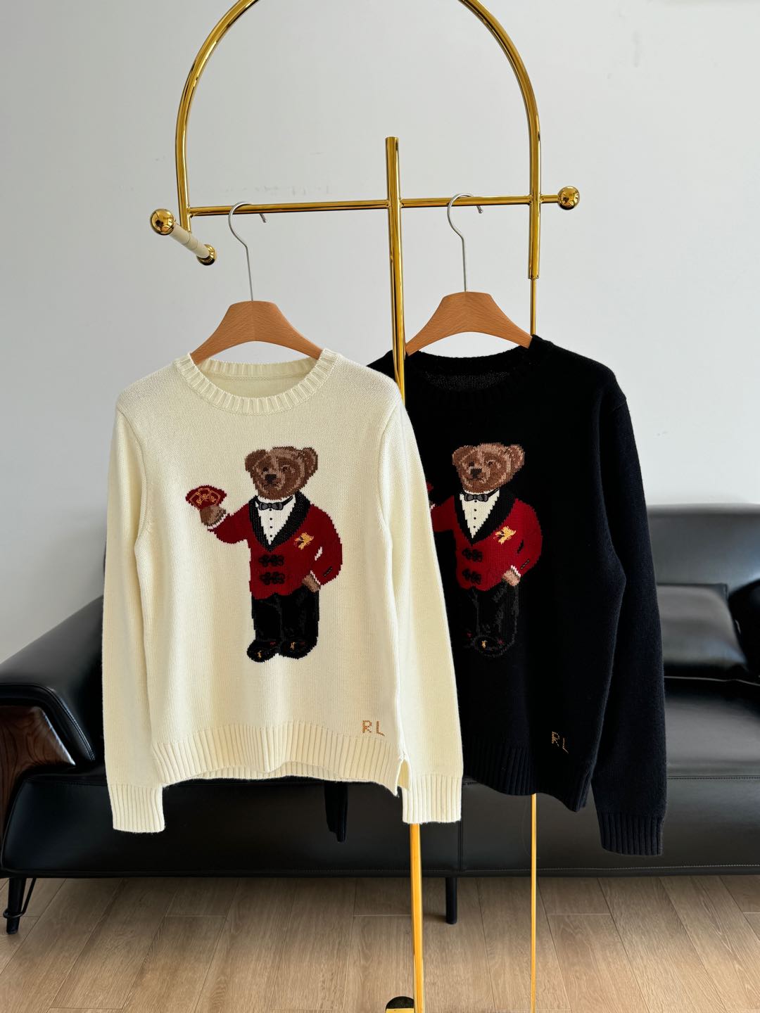 NO:295762,White women's black men's Ralph Lauren New Year's limited bear embroidered sweater. The upper body is so ambiance!  The cuteness of the bear is really brilliant!  Casual retro style, with a sense of nobility on the upper body!  Use wool!  The feel is extremely soft and delicate, and it won’t feel itchy when worn close to the body. It is like being wrapped in gentle clouds, giving people an ultimate comfort experience. While ensuring the softness of the fabric, it also maintains a high degree of warmth!  I give this workmanship full marks, both in details and texture are excellent. The embroidery design can feel the perfection of the brand!  Without further explanation, I believe you can convince me of it when you see it!  Pure hand-woven is very distinctive!  You have to enter even if you close your eyes!  The texture is really invincible!  The yarn treatment is super delicate throughout the process, exquisite and cute!  To be honest, white code sml black code s-xl beige black 2 colors, loro piana, alexander wang19860909白色女款黑色男款 Ralph Lauren 拉夫劳伦 新年限定小熊刺绣针织衫 上身实在是太有氛围感了！加上小熊的可爱结合起来真的很出彩！休闲复古风,上身自带贵气感！ 采用羊毛！手感极其柔软细腻,贴身穿着也不会有刺痒感,就像被温柔的云朵包裹着一样,给人带来极致的舒适体验 ,在保证面料柔软度的同时也保持着高度的保暖性！ 这个做工我给满分 无论是细节还是质感都是绝佳 刺绣设计能感受到品牌的完美！不用多解释,相信你们看到都能为之信服！纯手工编织很有特色！闭眼都得入！质感真的无敌！一整个工艺上超细腻的纱线处理,精致可爱！实话实说 白色码数sml 黑色码数s-xl 米白 黑色2个色,,loro piana,alexander wang,Women's clothing