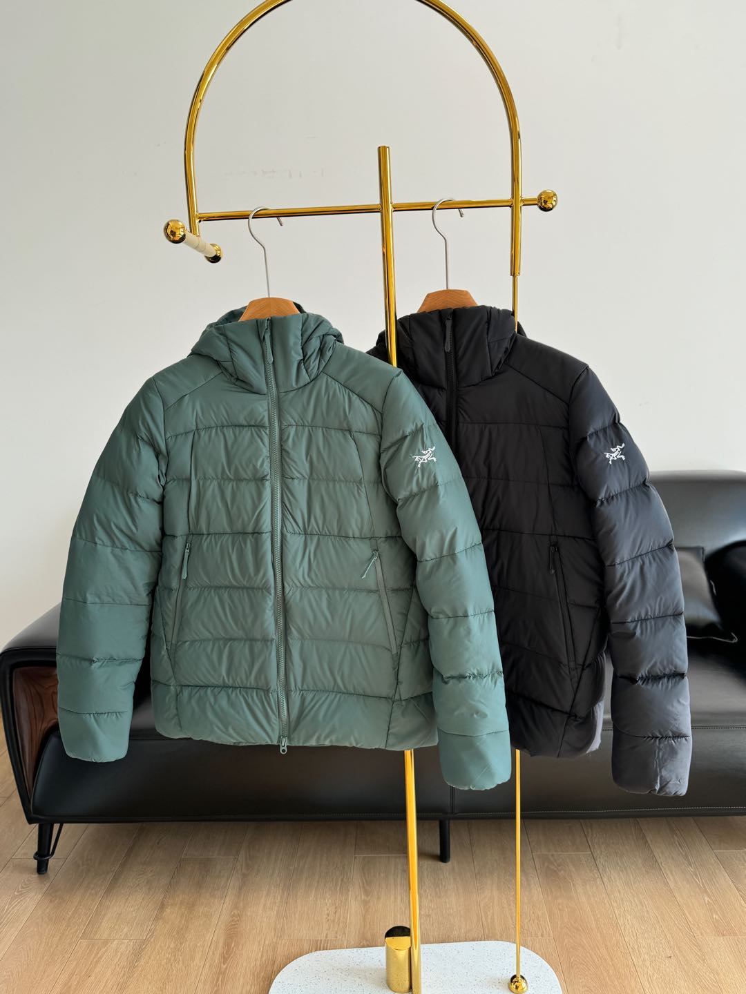 NO:295731,——ARC'TERYX Archaeopteryx Hooded Down Jacket A super light and warm down jacket in winter, with the outdoor ceiling, the darling of the fashion industry this year!  90 grey gooseberry inside!  Double-layer inner liner inside and outside will not run away!  The high-quality gray goose velvet has fluffyness, filling amount, and feel! There is almost no hairy stem. The style is a medium-thick model with a sufficient filling amount. The standard YKK zipper is equipped with a brand embroidery logo embellishment on the chest!  An ultra-light and warm down jacket in winter, with the outdoor ceiling, the darling of the fashion industry this year!  The 3D three-dimensional cut style is super integrated, and the upper body effect of this series of styles is absolutely great!  This type of model is really very rare. Don’t hesitate when you encounter it. If you receive it, what you see is what you get. Number of codes sml black green 2 colors, arc'teryx, jackets & coats, down jacket,hats,alexander wang19860909——ARC'TERYX始祖鸟连帽羽绒外套 冬季一款超轻,又保暖的羽绒服,户外界的天花板,今年时尚界的宠儿！ 内里90灰鹅绒！内外里加双层内胆不会跑毛！优质的灰鹅绒,蓬松度,充绒量,手感各方面都没得挑!几乎感觉不到毛梗,款型属于中厚款,充绒量很足,标配的YKK拉链,胸前品牌刺绣logo点缀！ 冬季一款超轻,又保暖的羽绒服,户外界的天花板,今年时尚界的宠儿！3D立体裁剪版型超合体,再加上此系列款式户外运动休闲设计上身效果绝对杠杠的！这种款真的是很很很很少有,碰到就别犹豫啦,收到自己感受下,所见即所得, 码数sml 黑色 绿色2个色,arc'teryx,jackets & coats,down jacket,hats,alexander wang,Women's clothing