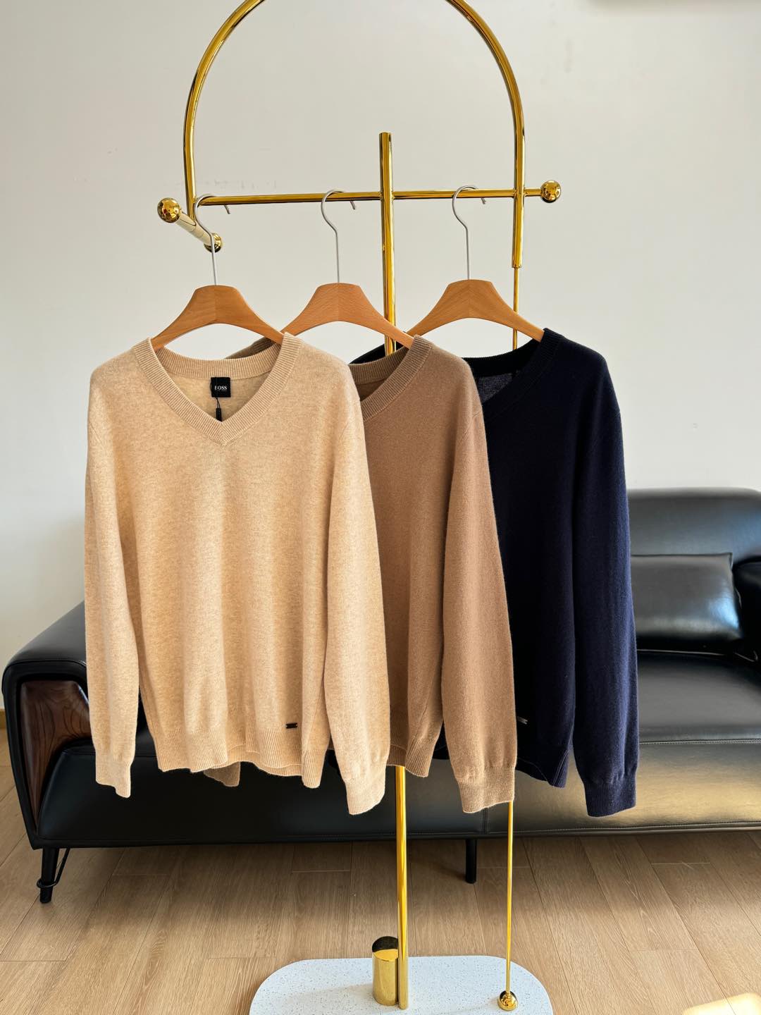 NO:295747,——Boss v-neck sweater I love this quality JI simple knitted item, whether it is worn alone or in the inner wear, it can look casual and generous!  It is made of cashmere fabric, warm, delicate, skin-friendly and comfortable!  The touch is soft and glutinous, and you can't bear to take off your skin when you wear it!  The base is both fashionable and warm. It doesn’t require a strong matching skill to easily match it!  The regular layout makes the sweater more comfortable and stylish!  Both the cuffs and hem are made of elastic threaded woven openings!  Elastic and comfortable, both shaping and not easy to relax, full of details, reflecting the meticulous pursuit of high quality, very high-end and high-end quality! Code s-xl Apricot brown 3 colors, alexander wang19860909——boss v领针织衫 钟爱这种有品质的JI简针织单品不管是单穿/内搭,都能显得随性大方！ 采用羊绒面料,保暖细腻亲肤舒适！手感软糯,穿上就舍不得脱的那种舒适亲肤不扎皮肤！打底既时髦又保暖不需要很强的搭配功底轻轻松松就能搭出范！ 常规版型设计令针织衫穿着更加舒适有型！袖口和下摆均采用弹力螺纹织口！弹性舒适,既塑形又不易松弛,细节满满,体现对高品质的细致追求,非常高端显档次! 码数s-xl 杏色 棕色 黑色3个色,,alexander wang,Women's clothing