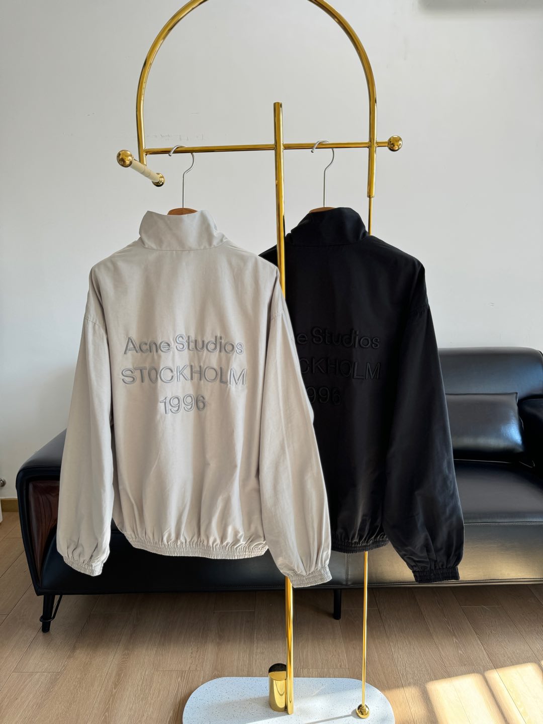 NO:295777,——Acne Studios 1996 loose casual zipper jacket for men and women. It doesn’t pick on body shape or style, handsome and casual!  Love it!  Use 55 cotton and 45 nylon!  The gloss, feel and comfort are all excellent in texture!  Overall high-end and extremely textured!  The classic letter embroidery behind it, the fashionable and tactile adjustments look very clean and generous, but the details are very good!  Any body is very fashionable and fashionable!  A powerful tool for styling, street photography is indispensable!  Gray Black 2 colors SML, Acne studios,dior,jackets & coats,jackets & coats,alexander wang19860909——Acne Studios男女同款1996宽松休闲拉链外套夹克 不挑身材也不挑风格,帅气随性！爱了爱了！ 采用55棉45尼龙！光泽度,手感,舒适度都是杠杠滴肌理感超棒！整体高级而极具质感！ 背后经典字母刺绣,时髦有腔调整件衣服看上去就很干净大方,但细节感很足！任何身材穿上都非常时髦洋气！凹造型利器,街拍少不了哟！ 灰色 黑色2个色 码数sml,,acne studios,dior,jackets & coats,jackets & coats,alexander wang,Women's clothing