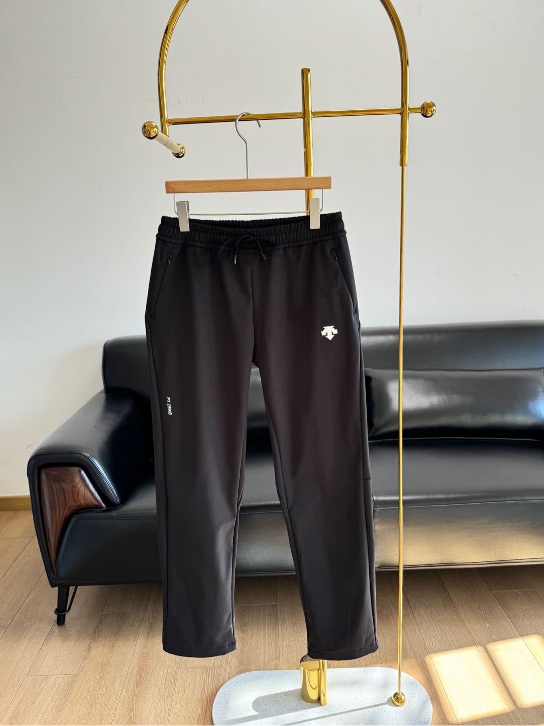 NO:295735,——DESCENTE Drawstring plus fleece trousers A pair of functional soft shell pants with attitude! As a very professional outdoor sports series fabric, they have always been their strengths! After all, such things have high requirements for fabrics!  The functional fabric is windproof, breathable and warm, warm and breathable, quick-drying and sweat-free. Moreover, the inner part is compound, and it does not pill or fall off. The warm performance is great!! This pants are made of three-dimensional spliced ​​slim cut, and its unique tailoring is very suitable for Asian body shapes. It has the functionality of soft shell pants, and the fashionable style of casual pants is not only worn outdoors, but also casually! The elastic waist design is matched with a built-in adjustment drawstring and not tightening the waist. The humanized design is precisely lined, meticulously made, and the soft touch fabric provides a comfortable wearing feeling!  Good shrinking elastic fabric combined with splicing design combines aesthetics and comfort, making your upper body unrestrained, sporty and light. Don’t miss this kind of functional soft shell pants!! Size m-xxl,,alexander wang19860909——DESCENTE迪桑特 抽绳加绒长裤 一条有态度的功能性软壳裤!作为一个专业性很强的户外运动系列面料一直都是他们的强项!毕竟,这样的东西,对面料的要求比较高！ 功能性面料内里加绒,防风透气保暖,保暖透气,速干排汗.而且内里复合,不起球不掉绒,保暖性能非常棒!! 这款裤子采用立体拼接修身裁剪,其独特的剪裁非常适合亚洲人的体型,既有软壳裤的功能性,又有休闲裤的时尚型不仅仅户外穿,平时休闲也可以穿! 腰部弹力设计,搭配内置调节抽绳紧贴不勒腰,人性化设计走线精准,做工细致,柔软触感面料提供舒适的穿着感！良好收缩性弹力面料结合拼接设计兼具美感和舒适度,让你上身无拘无束,运动轻盈自在.这样一条功能性软壳裤喜欢别错过!! 码数m-xxl,,alexander wang,Women's clothing