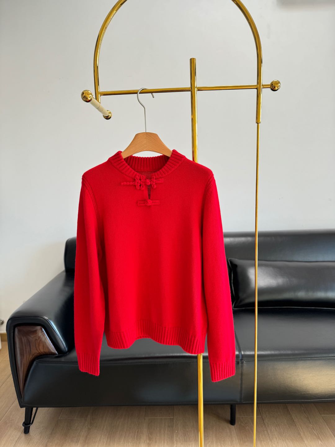 NO:295759,——Round neck buckle, wool sweater, it’s easy to wear if you have a high appearance rate!  In terms of convenience, comfort, fashion and precision, Quanbu Online!  The merino wool yarn fabric has a delicate texture, soft, natural and comfortable, gentle and skin-friendly, and has a strong and powerful feeling. The round neck design retains the Chinese charm and retro Chinese buckle, with style and temperament!  Exquisite and elegant, full of charm, novel and fashionable, full of details, quiet and luxurious style, intellectual intellectual fashion effortless winter fashion, code sml, alexander wang19860909——圆领盘扣 羊毛针织衫 出镜率敲高敲好穿！论便捷度、舒适度、时髦度、精致度,荃部在线！ 美丽诺羊毛纱线面料质地细腻,柔软天然舒适,温柔亲肤、且有筋骨感上手狠有分量感 圆领设计,保留中式韵味复古中式盘扣, 有范有气质！精致优雅,韵味十足,新颖又时髦,细节满满妥妥静奢风,知识分子的知性时髦不费力的冬日时髦 码数sml,,alexander wang,Women's clothing