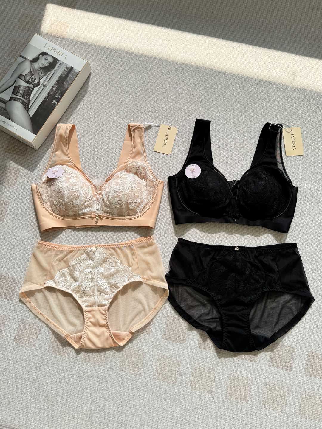 NO:321779,——LP floral lace bra set, easy to wear, three-dimensional relief floral lace, rich layers, realistic feeling, as quiet and romantic as in the garden, transparent full lace design, weave a romantic garden for you The cup uses pure cotton skin-friendly lining with cotton as raw material, which has strong moisture absorption effect, and has a certain warmth, heat resistance, and no odor; Five fingers are designed to wear better side push, soft imitation cotton texture, upper body skin-friendly and close to the body without running position, traceless craft hem design, and widen to increase skin area, stable support The entire shoulder strap uses vest-shaped wide shoulder strap, reducing shoulder neck pressure, increasing bearing capacity, wearing 0 pressure 0 pressure tightening the secondary breast, making it more beautifully dressed straight line deep V design, neat lines, flat back fat The back buckle is a patented reverse-packing hook buckle, soft and comfortable, no skin-friendly, no skin-braised or flesh-tight  M code is suitable for 75ABC L code is suitable for 80ABC XL code is suitable for 85ABC Classic black, coconut milk skin, loro piana, alexander wang19860909——LP花卉蕾丝文胸套装,好穿到爆 立体浮雕感花卉蕾丝,层次丰富逼真感如置身园林般闲静浪漫,通透的全蕾丝花边设计,为你编织一个浪漫园林 杯里采用以棉花为原料的的纯棉亲肤里料,吸湿效果强,也具有一定的保暖,耐热效果,无异味； 五指按魔杯型设计,穿着更好的侧推,柔软的仿乳棉质手感,上身亲肤贴身不跑位 无痕工艺下摆设计,并加宽增加贴肤面积,稳定承托 整个肩带采用背心型宽肩带,降低肩颈压力,增加承托力,穿着0压力 0压收紧副乳,穿着更美观 直线深V设计,线条利落,平服背部脂肪 后背扣为专利型反包勾扣,柔软舒适更亲肤,不磨皮不扎肉 M码合适75ABC L码合适80ABC XL码合适85ABC 经典黑、椰奶肤、,,loro piana,alexander wang,Women's clothing