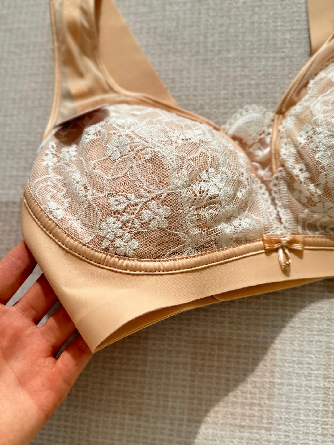 NO:321753,The cup uses pure cotton skin-friendly lining with cotton as raw material, which has strong moisture absorption effect, and has a certain warmth, heat resistance, and no odor; the five fingers are designed according to the magic cup shape, and the side push is better, and the soft imitation cotton feel is soft, and the upper body is skin-friendly and close to the body without running!  ,alexander wang19860909杯里采用以棉花为原料的的纯棉亲肤里料,吸湿效果强,也具有一定的保暖,耐热效果,无异味； 五指按魔杯型设计,穿着更好的侧推,柔软的仿乳棉质手感,上身亲肤贴身不跑位！,,alexander wang,Women's clothing