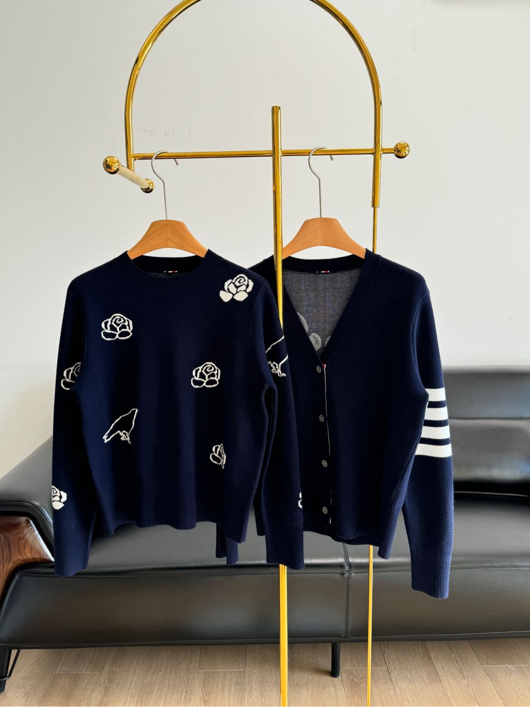 NO:295721,Knitted sweater cardigan TB winter new jacquard sweater/cardigan is made of wool fabric!  Please wear it with full comfort!  Bring a soft and delicate wearing experience, good touch and easy to take care of~ A sweater that coexists with comfort and appearance~ A V-neck cardigan makes the whole person look more elegant and slender, and also has a little sexy. The button design is also very distinctive, which is convenient to wear and adds to the overall design sense. The slimming effect of this cardigan sweater is really great. When worn, it looks like it has magical slimming magic, which can well modify the body proportions and make you look more slender. The upper body is full of surprises. The exquisite jacquard craftsmanship and contrasting jacquard design make the overall shape more advanced and eye-catching. Whether it is matched with simple casual pants, it can create a casual and fashionable feeling and is easy to control. In various occasions, it can become your fashion weapon and make you the focus of the crowd. Treasures, such an excellent sweater is really worth owning. Size sml knitted sweater  2 cardigans, sweaters, alexander wang19860909针织衫开衫 TB冬季新品提花针织衫/开衫 采用绵羊毛面料！满满的舒适度请安心穿吧！带来柔软细腻的穿着体验,手感敲好,好打理~舒适度与颜值并存的针织衫～ V领开衫让整个人看起来更加优雅修长,而且还带有一丝小性感.扣子的设计也很有特色,既方便穿着,又增加了整体的设计感.这件开衫毛衣的显瘦效果真的超棒,穿上它就像拥有了神奇的显瘦魔法,能很好地修饰身材比例,让你看起来更加纤细苗条 上身是满满的惊喜.精湛的提花工艺,撞色的提花设计,使得整体造型更加高级亮眼.无论是搭配简约的休闲裤都可以营造出休闲时尚感,很好驾驭.在各种场合,它都能成为你的时尚利器,让你成为人群中的焦点,宝子们,这么优秀的毛衣,真的值得拥有呀. 码数sml 针织衫 开衫2个款,,sweaters,alexander wang,Women's clothing