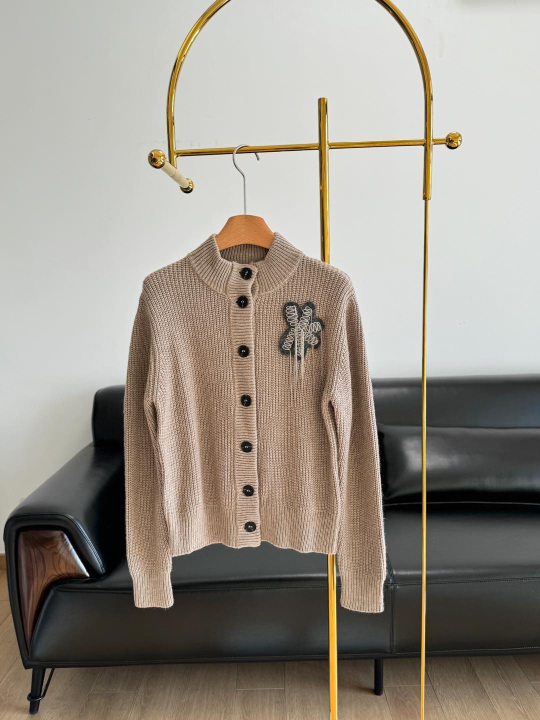 NO:295772,——Brunello Cucinelli New autumn and winter women's flower chain single-breasted cardigan, and the theme of this season's beautiful flower decoration is embellished on the chest. The heavy imported wool blended yarn feels soft and delicate, and is skin-friendly!  The slim and supreme heat insulation performance can ensure the warmth, protection and lightness of the clothing at the same time. The classic slim fit of the small stand collar is versatile and versatile, and it is super huge and slim! The handmade bead chain applique decoration design is minimalist and luxurious! It is casual and generous to create a elegant and high-end sense. Exquisite flower decoration stamps are embroidered on the chest, and the cotton finish is embroidered with mohair and wool thread!  With the shimmering lights of thin bead lines, it forms a subtle effect of depth and charming charm, and is filled with elegant and charming charm. Number of codes: S.M.L, brunello cucinelli, alexander wang19860909——Brunello Cucinelli 秋冬新款女士花朵链条单排扣开衫 而本季主题的jin美花朵饰章点缀在胸前 重磅进口羊毛混纺纱线手感软糯细腻,baby级亲肤！ji致纤细和至高的隔热性能,可以同时保证服装的保暖、保护和轻盈感. 小立领经典修身版型百搭不挑人上身超巨显瘦!手工珠链贴花装饰设计极简奢华!随性大方打造气质优雅的高级感 精美花朵饰章点缀在胸前,棉质饰面上马海毛和羊毛线打造的刺绣！与一道道纤细镶珠线的四射光芒形成了微妙的深浅效果,洋溢着优雅迷人的韵味. 码数: S.M.L,,brunello cucinelli,alexander wang,Women's clothing