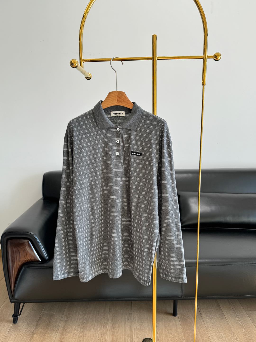 NO:295761,——Miumiu 24 new striped long sleeves!  Anyone with a figure has a good match!  It uses imported cotton fabric, with delicate touch!  The comfortable and soft fabric makes the texture of your upper body undesirable in words!  The iconic letter logo embellishes on the chest!  The polo neckline striped design has a visual impact!  Comfortable and loose silhouette, hide the flesh and make you look slimming!  Letter embroidery logo decorative add to enhance the appearance of the clothes!  Three-dimensional cutting makes you particularly outstanding among the crowd~ Code sml, miumiu, alexander wang19860909——miumiu 24新款条纹长袖！ 任何身材的集美们都 hen 好搭配！ 采用进口棉面料,手感细腻！舒适而柔软的面料让你上身质感无法用言语形容！胸前标志性的字母徽标点缀！ polo领口条纹设计狠有视觉冲击感！舒适的宽松廓形,藏肉显瘦！字母刺绣徽标装饰莄加提升衣服的颜值！立体的裁剪让你在人群中格外出彩~ 码数sml,,miumiu,alexander wang,Women's clothing