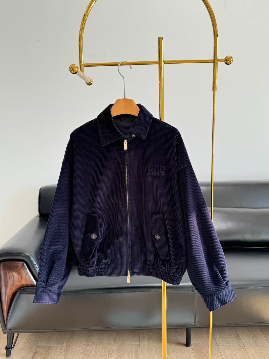 NO:295738,——Miu Miu/Mu Miu Lapel Corduroy Jacket The collar design of this jacket is inspired by the shirt style, and it also incorporates the unique texture and texture of corduroy. It is decorated with the Miu Miu logo to add iconic elements. It uses customized high-quality corduroy, with delicate texture and soft cotton, and is naturally skewed and soft. Classic colors, and the details are super good. Basically, the regular lapel shirt style is cut, and the simple and neat design can easily create a fashionable and atmospheric casual look!  !  It is casual and fashionable, an indispensable item throughout autumn and winter!  38 40 42, miumiu, jackets & coats,shirts,alexander wang19860909——Miu Miu/缪缪 翻领灯芯绒夹克 这款夹克的衣领设计灵感源于衬衫样式,同时融入灯芯绒的独特纹理与质感.饰以Miu Miu徽标,增添标志性元素. 采用定制高品质灯芯绒,纹理细腻,棉感自然既有筋骨感又不失柔软～经典色,细节做工超级好 基础常规的翻领衬衫版型裁剪,简洁利落的设计,可轻松打造时尚大气的休闲造型！！随意又不失时髦,整个秋冬必不可少的单品！ 码数38 40 42,,miumiu,jackets & coats,shirts,alexander wang,Women's clothing