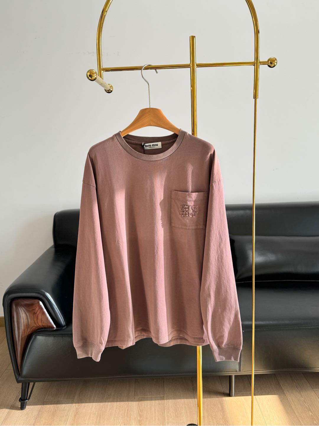 NO:295712,——Miumiu 24FW autumn and winter new style Maillard letter logo long sleeves Pure cotton material is skin-friendly and delicate, with softness and comfort. The fabric has a certain sag, which makes it a bit lazy and lazy, with good light resistance, ensuring that the dyed fabric can still maintain the brightness and stability of the color under long-term light. The classic logo knitted logo on the chest adds a sense of design in the overall casual atmosphere, without picking on the body shape!  The clothes are just right in length, not dragged, the proportion is just right~ a tee that girls will have in their wardrobe. SML, Miumiu, Alexander wang19860909——Miumiu 24FW秋冬新款 美拉德字母徽标长袖 纯棉的料子,亲肤细腻,兼具柔软度和舒适度,面料有一定的垂度,有点显慵慵懒懒的感jio,具有良好的耐光性,确保染色后的织物在长时间的光照下仍能保持颜色的鲜艳和稳定. 胸前经典logo针织标识在整体的休闲气氛中增加设计感,不挑身型！衣长做的刚刚好,不拖曳,比例正好～女孩子衣柜里都会有的一款佰搭tee 码数sml,,miumiu,alexander wang,Women's clothing