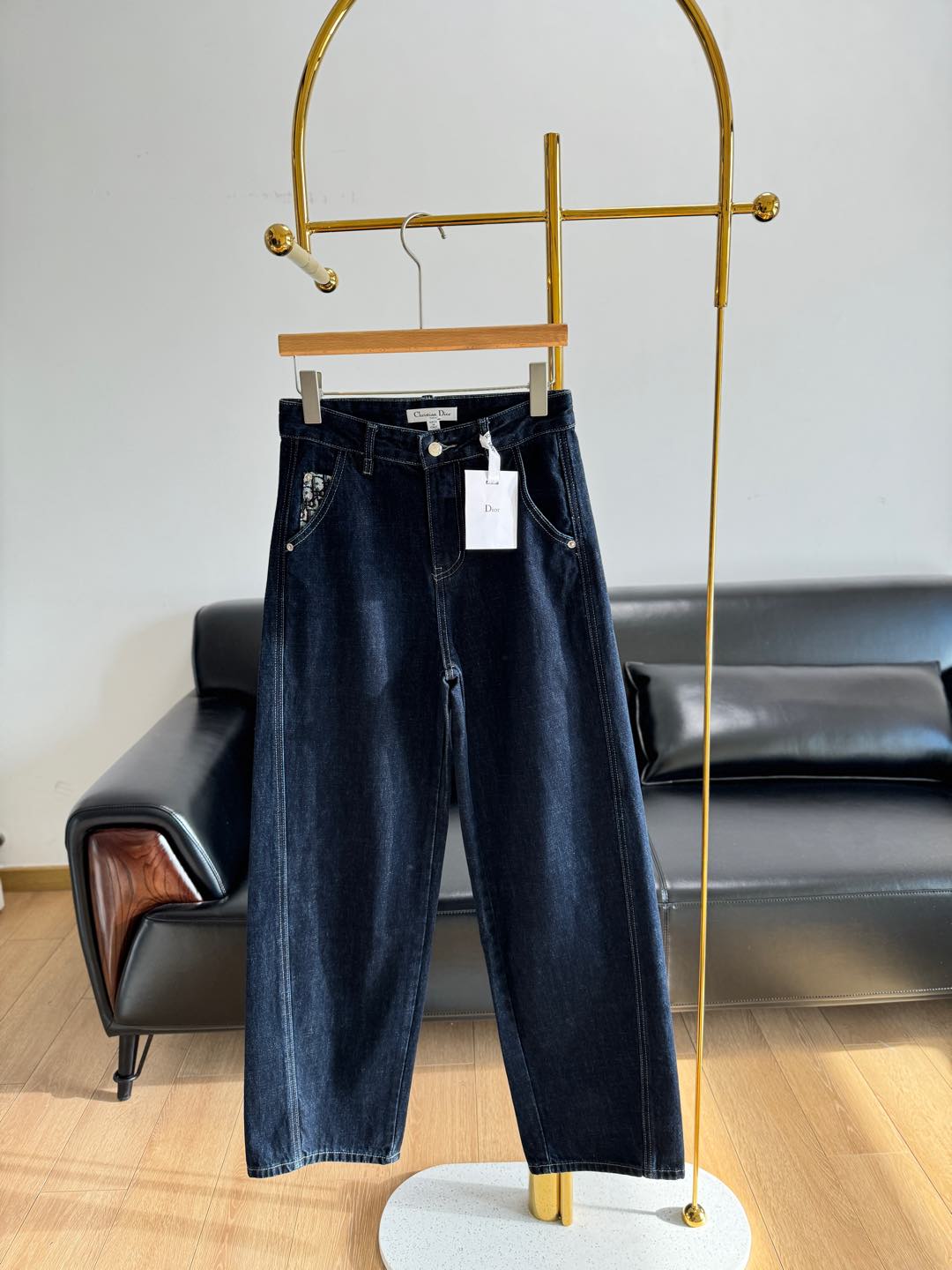NO:295687,——Dior presbyterian splicing straight-leg regular jeans. Straight-leg, loose design, not picky about body shape, suitable for all body types!  It uses high-density cotton fabrics, which have high color and are not easy to fade. The quality of jeans is very good, durable, wear-resistant, and not easy to deform. The whole piece is even and neat, and small details are super plus points!  The special highlight is the presbyterian contrasting color design, fashionable UP! Dark blue is a good color for daily matching!  I especially like the curved lines of the trouser body! The two lines behind the upper legs are the outline of the leg shape, which is the boundary of the leg shape visually captured. The extra parts are automatically shadowed, just like makeup and contouring. The operation of the trouser cut and design is so awesome! Wear it, no matter what kind of top you match, you can go out easily!  S M L, dior, jeans, alexander wang19860909——Dior老花拼接直筒常规款牛仔裤 直筒、宽松设计,不挑身材,适合各种体型！ 采用棉高密度的面料,色泽度高不易掉色,牛仔裤的品质感很好,耐穿耐磨不易变形,整件的走线均匀整齐,小细节超级加分！ 特别亮点在于那老花撞色设计,时尚感UP!深蓝色更是日常好搭配的颜色！ 尤其喜欢裤身的弧形线!上腿后那两条线就是腿型的轮廓,是视觉上捕捉到的腿型边界,多出来的部分直接自动阴影化,就像化妆修容一样,裤型剪裁和设计的这波操作太牛掰!穿上它,无论搭配什么样的上衣,都能轻松出门！ 码数S M L,,dior,jeans,alexander wang,Women's clothing