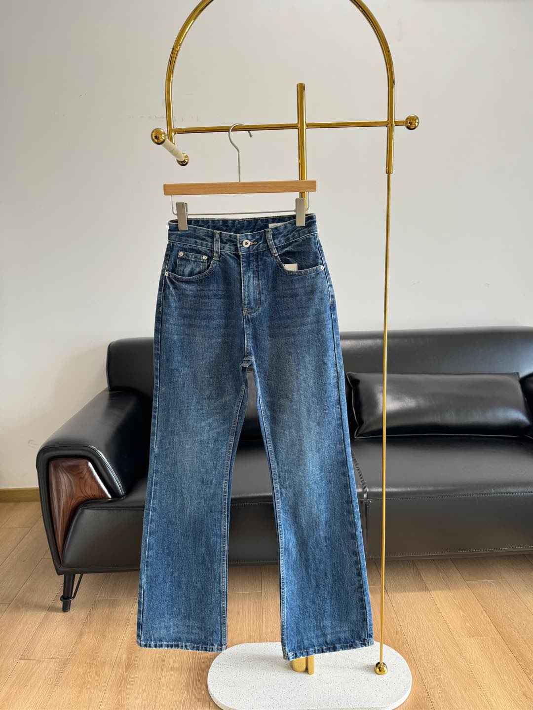 NO:295714,——Edition New retro light-flare horseshoe pants in winter jeans ceiling! Currently, the most formal style light-flare pants!  Use imported cotton!  Retro denim fabrics, after special wool grabbing process, give the fabric far infrared heating and heat storage and warm-locking effects!  Skin-friendly and comfortable, very suitable for winter in the south~ The high-waisted slightly flap style makes the upper body look slim and the legs look longer! It is fashionable, versatile and high-end!  It can cover the flesh that is good at calves!  Whether it is on the front or side, it makes you look slimmer and straight!  !  25-30 yards, jeans,alexander wang19860909——edition 冬季新款复古微喇马蹄裤 牛仔裤天花板!目前穿过版型最正的微喇裤！ 采用进口棉！复古牛仔面料,经过特别的抓毛工艺处理,赋予面料远红外升温蓄热与保暖锁温功效！亲肤舒适,非常适合南方的冬天~ 高腰微喇版型,上身显瘦又显腿长! 时尚百搭高级感满满！ 能很好的遮蔽小腿的肉肉！ 不管是正面还是侧面,都超显瘦显腿直！！ 码数25-30,,jeans,alexander wang,Women's clothing