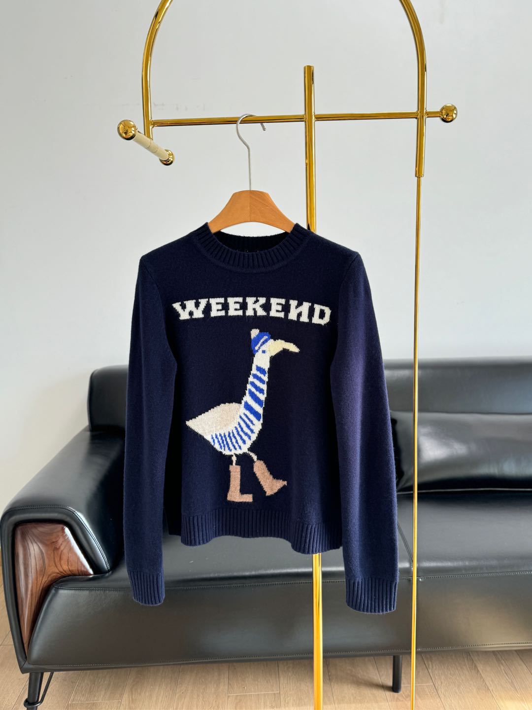NO:295707,——Weekend MaxMara New Winter Cartoon Letter Little Duckling Round-neck Knit Sweater I fell in love with this Little Duckling Sweater at a glance. It feels so high-end and super white. When I wear it, I instantly become a fair beauty!  This cute little duck sweater with age reduction is cute at first glance. The little duck has super exquisite patterns and very good details. It is simply the new favorite in the sweater industry!  It uses high-quality pure wool fabric, which is soft and skin-friendly, and it is super comfortable to wear on the body! Moreover, its warmth effect is also great, and you don’t have to worry about being frozen even in the cold winter! The whitening effect on the upper body is really too much. You don’t need to hesitate to just rush it directly~ In terms of style design, this sweater adopts a round neck design, which can well modify the neck lines and make the whole person look more elegant and elegant. Whether it is matched with jeans or skirts, it can be easily controlled, allowing you to become a fashion expert in seconds! Size sml, skirts, jeans, sweaters, alexander wang19860909——Weekend MaxMara 冬季新款卡通字母小鸭子圆领针织衫 一眼就爱上了这款小鸭子毛衣,高级感爆棚,而且超级显白, 穿上它瞬间就变成白皙美女！这款减龄可爱小鸭子毛衣, 一眼就被萌化了. 小鸭子图案超级精致,细节处理得非常好,简直是毛衣界的新宠呀！ 采用了优质的纯羊毛面料,软糯又亲肤,穿在身上超级舒服哦!而且,它的保暖效果也非常棒,再冷的冬天也不用担心会冻着啦! 上身显白效果真的太爱了不用迟疑直接冲鸭～版型设计方面,这款毛衣采用了圆领设计,能够很好地修饰颈部线条,让整个人看起来更加优雅大方.无论是搭配牛仔裤还是半身裙,都能轻松驾驭,让你秒变时尚达人! 码数sml,,skirts,jeans,sweaters,alexander wang,Women's clothing