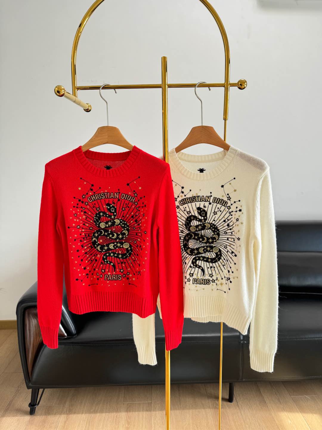 NO:295694,——Dior New Women's Letter Snake-shaped Embroidered Pullover Knit Sweater Sweater, a New Year's Battle Jacket, is a sweater that really makes me shine!  It is a true self-kept model, and it is not fascinated by its appearance countless times!  It uses cashmere @. It feels soft and elastic, very soft and comfortable, and has a delicate and skin-friendly touch. It is very comfortable to wear even if it is directly close to the body!  The embroidery design on the chest uses a Jinkou Jin Aoyu embroidery machine, which makes the embroidery pattern rich in three-dimensional!  It looks very textured and expensive!  A must-have series for the new year!  It’s very eye-catching when wearing it alone!  SML white red 2 colors, dior, dior, sweaters, alexander wang19860909——Dior 迪奥 秋冬新款女装字母蛇形刺绣套头针织衫毛衣 回头率的新年战袍这款毛衣真的是让我眼前一亮！妥妥的自留款,无数次不被它的颜值所倾倒！ 采用了羊绒@ 手感绵软有弹性 很柔软舒适 触感很细腻亲肤 即使直接贴身穿着也很舒适！ 胸前的刺绣设计 用的是jin口金傲宇绣花机,让绣花图案达到了丰富的立体xiao！看起来很显质感很显贵！新年必备系列！单穿内搭都很吸睛！ 码数sml 白色 红色2个色,,dior,dior,sweaters,alexander wang,Women's clothing