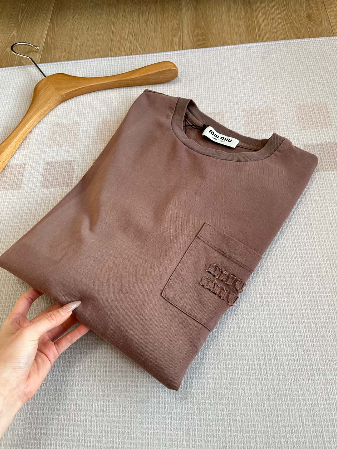 NO:320495,The classic logo knitted logo on the chest adds a sense of design to the overall casual atmosphere, without picking on the body!  The clothes are just right in length, not dragged, the proportion is just right ~ a tee that girls will have in their wardrobe, alexander wang19860909胸前经典logo针织标识在整体的休闲气氛中增加设计感,不挑身型！衣长做的刚刚好,不拖曳,比例正好～女孩子衣柜里都会有的一款佰搭tee,,alexander wang,Women's clothing