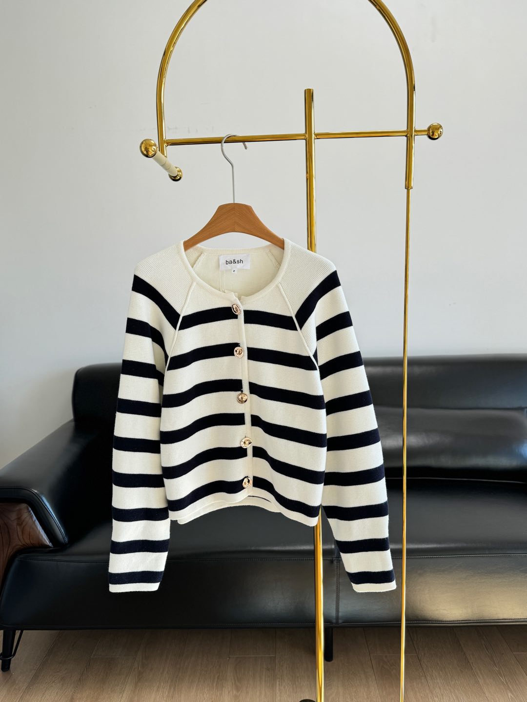 NO:295701,——Ba&sh new autumn and winter striped knitted cardigan The new knitted striped cardigan is online~ Come and have a look!  It is made of wool fabric, which feels comfortable, soft and supportive, with a sense of texture and quality!  The soft and glutinous feeling is more soft and glutinous, and it is not easy to deform. It is easy to stir-fry every day. The black and white stripes color combination shows the complexion! The visual layer is rich, the atmosphere is full of autumn and winter, the details are full of tight threads on the cuffs/hem, and the style is excellent!  Easy to wear and comfortable. You don’t even need to think about matching. Don’t hesitate if you like cardigans that you can go out with just one set~ Size 1 2 3,,alexander wang19860909——ba&sh新款秋冬条纹针织开衫 新款针织条纹开衫上线啦~快来看一看！ 采用羊毛面料,手感舒适,绵软又有支撑感,妥妥的肌理感和品质感！软软糯糯的感觉,敲zhi愈~~不易变形,日常打理起来炒方便 黑白条纹配色巨显气色!视觉层次丰富,秋冬氛围感拉满 细节满满,袖口/下摆螺纹松紧,版型做的狠优秀！好穿 又舒服 连搭配都不用想的 直接一套就可以出门的开衫喜欢的不要犹豫~ 码数1 2 3,,alexander wang,Women's clothing