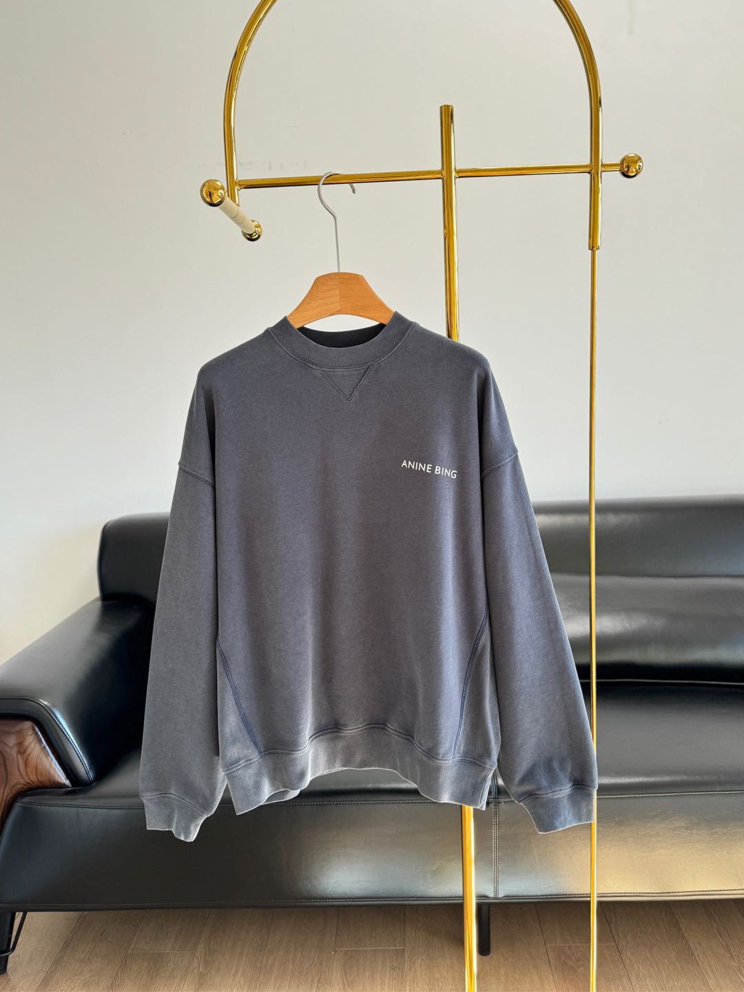 NO:295693,——ANINE BING JACI Snake Year Limited Printed Sweatshirt The fashionable items that you enter the autumn and winter wardrobe are very nice to satisfy all kinds of outfits. They are simply a must-have for everyone!  A long-sleeved T-style photo shoot that makes a great comedy!  Full of fashion sense!  The concave shape looks good. The fabric is pure cotton fabric and the inner part is a loop design. You will understand this texture by comparing it with your hands!  Super invincible and comfortable upper body without any heavy feeling!  The jacquard pattern print behind the back presents a rich visual sense!  The classic small round neck design is simple and easy to wear, and it attracts a lot of attention when walking on the street!  The youthful and energetic feel is loose and not picky about the figure at all!  With its own slimming attribute!  Count sml, hoodie, sweatshirts, alexander wang19860909——ANINE BING JACI 蛇年限定印花卫衣 秋冬衣橱步入的时髦单品单穿内搭都很nice满足各种穿搭 简直就是人手必备！出街拍照非常出片的一款长袖T！时髦感十足！凹起造型来妥妥的好看  面料是纯棉面料,内里是毛圈设计,这个质感你们到手去对比就会懂！超级无敌舒适上身没有丝毫厚重感！ 背后提花图案印花呈现视觉感丰富！经典的小圆领设计简洁好穿 走在街上吸睛度满分！青春又活力的感觉宽松版型完全不挑身材！自带显瘦属性！ 码数sml,,hoodie,sweatshirts,alexander wang,Women's clothing