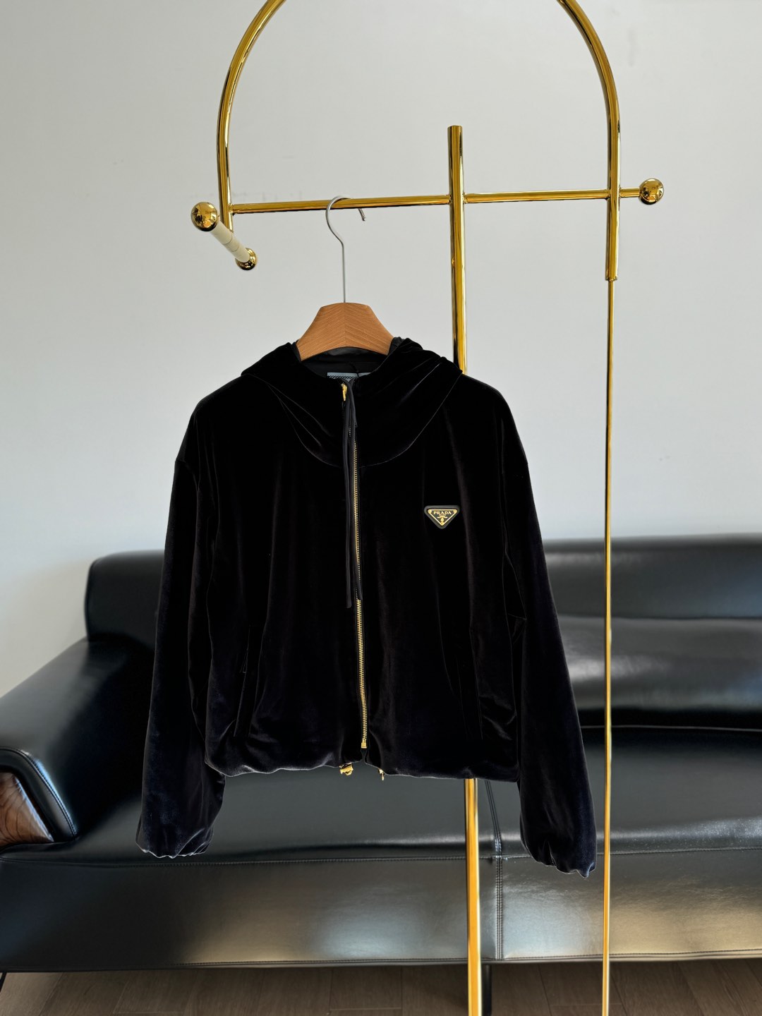 NO:295677,——Prada Women's Hooded Velvet Jacket is made of pure cotton, transformed by exquisite craftsmanship, and becomes the soft and vital fabric in front of you!  !  Under the appearance of velvet, the essence of pure cotton has not changed and it still maintains good breathability. Even in the cold winter, it will not make you feel stuffy or uncomfortable!  It's like a second layer of skin that can breathe, with smooth and dense velvets!  The inverted triangle logo on the chest comes with luxury and fashionable, and the embryo of hardware is even and thick!  !  The luster, color, logo font shape, and the degree of concave and convexity of the inner enamel are not bad, and the accuracy can be seen by the naked eye!  !  The hooded zipper is paired with a loose shoulder-length design, cleverly creates a casual and relaxed atmosphere. In the cold winter, you can still be relaxed and relaxed, showing your chic and unruly!  code sml, prada, prada, jackets & coats, hats, alexander wang19860909——Prada/普拉达 女士连帽丝绒外套 采用纯棉材质,经精湛工艺蜕变,成为眼前这柔软且富有生命力的面料！！丝绒的外表下,纯棉的本质未曾改变,依旧保持着良好的透气性,即使在寒冬,也不会让你感到闷热与不适！宛如会呼吸的第二层肌肤,绒毛平整而致密！ 胸前倒三角徽标自带奢华时尚,五金的胚体,电镀均匀厚实！！内里珐琅光泽、色泽,logo字体形状,凹凸程度分毫不差,精准程度肉眼可见！！ 连帽拉链搭配落肩宽松的设计,巧妙地营造出一种随性而松弛的氛围,在寒冷的冬日里,依然能够轻松自如,尽显潇洒不羁！ 码数sml,,prada,prada,jackets & coats,hats,alexander wang,Women's clothing