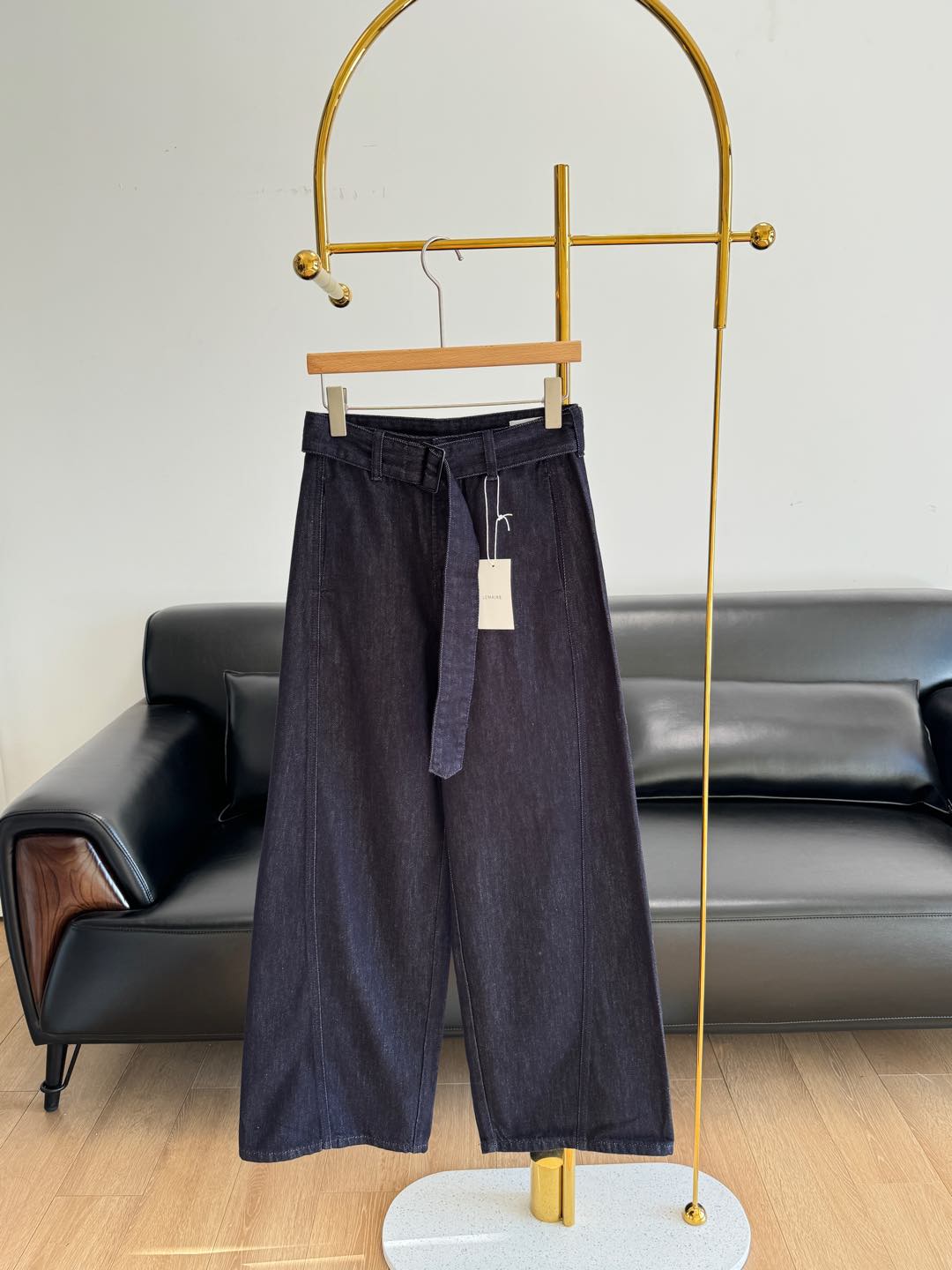 NO:295685,——LEMAIRE Belted wide-leg regular jeans. Don’t match the eye-catching jeans in daily life!  Loose wide-leg to ankle style, soft pure cotton, extremely comfortable!  It uses imported denim fabric, and the feel is really soft!  It’s not the kind of fabric that is loose after washing. ♂ Every penny costs, every quality is right!  Pair with Japanese y k k zipper!  Jeans that girls with pear-shaped bodies must wear, hide your flesh and blood. Jeans that look so slim and look like goddess!  The waist is high to the navel. The pants are very comfortable to the ground, the upper body is very loose, comfortable and slimming. The key is that the looseness is very good. It does not pull the taller, does not look short, and the proportion is perfectly modified!  It's really easy to wear!  Count s-xxl, jeans,alexander wang19860909——LEMAIRE 腰带阔腿常规牛仔裤 让人眼前一亮的牛仔裤日常不要太好搭配了！宽松阔腿到脚踝版型,柔软纯棉,舒适度极高！ 采用进口牛仔面料,手感真的柔软！不是那种洗洗就松垮的面料 ♂ 一分钱一分品质哈！搭配日本y k k拉链！ 梨形身材女生一定要入的牛仔裤, 将你的肉肉都隐藏起来 巨显瘦女神范的牛仔裤！ 高腰到肚脐 裤长到地,上身很舒服 很宽松 舒服 还显瘦 重点是宽松度把握的非常好 不拉高子,不显矮,把比例修饰的很完美！真的是好穿！ 码数s-xxl,,jeans,alexander wang,Women's clothing