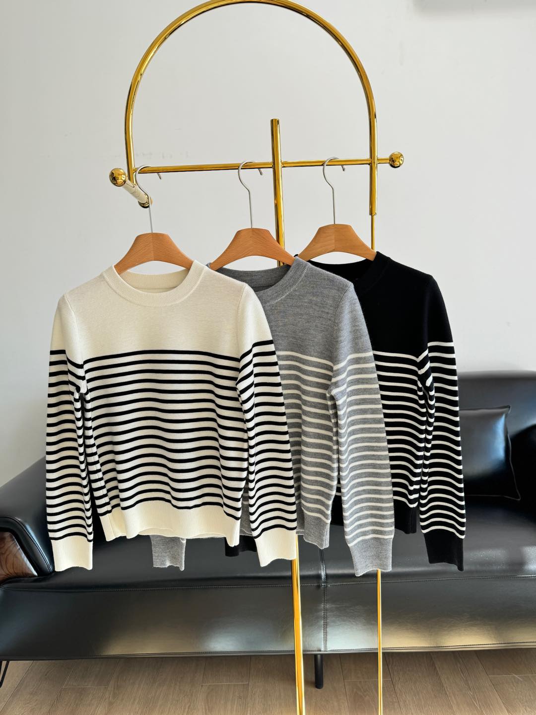 NO:295654,——ICICLE women's winter ultra-fine cotton striped pullover sweater. The striped elements are really not to be worn!  Hurry up and line up!  It is durable and wearable. It can also be worn with wide-leg pants. It can also be worn with fashionable feel. You can wear it on dates and commuting!  It uses wool to make it more abundant! Soft and delicate touch!  It is very comfortable to wear with close body!  The touch is delicate, smooth, soft and has good elasticity!  Strict strip-coupling craftsmanship demonstrates the ingenuity of craftsmanship~ The stripes are touched, classic and retro, and they also have a sense of age reduction, making them look more casual and casual!  It has added a lot of attention, ~ The style is fit and has a loose feeling. It is easy to match if you don’t pick on the figure. You can match any pants!  Designed fashionable and well-equipped, very relaxed and lazy French retro style, sml white, black, gray 3 colors, alexander wang19860909——ICICLE之禾女装冬季超细棉条纹套头针织衫 条纹元素是真的佰穿不腻的！赶紧an排上呀！耐看耐穿耐暖~搭配阔腿裤也能穿出很洋气的feel,约会,通勤都可以穿！ 采用绵羊毛 更加丰盈!软糯细腻的触感！贴身穿着特别的舒服！触感细腻顺滑软糯且回弹性好！严格对条工艺彰显匠心品质～ 条纹相碰,经典复古还带有减龄感,看着更随性休闲一点！增加了不少吸睛点,~版型是合身又带着松量感的,不挑身材也敲好搭配,随便什么裤子都能搭！设计得时髦又到位很有松弛慵懒的法式复古气息, 码数sml 白色 黑色 灰色3色,,alexander wang,Women's clothing