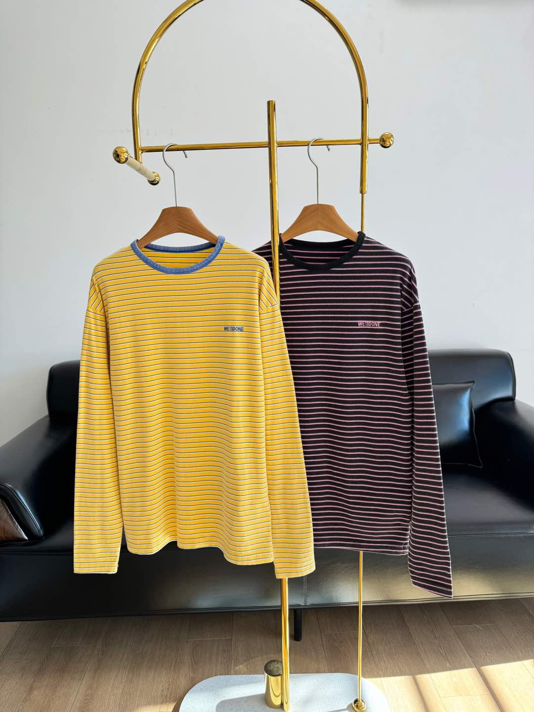 NO:295666,——WE11DONE25 early spring new product, the same logo for men and women, striped long sleeves, this season's new product has a strong sense of design, casual and fashionable. Bright colored products can easily eliminate dullness, and the basic model can also give N high-end feels. Pure cotton fabric is soft and glutinous and comfortable~ It seems that it is very ordinary, and you will know the high level as soon as you get on your body!  Very comfortable and textured. You will know that it is really a good T-shirt when you get it. The style and tailoring are superb. Whether worn alone or in the inner layer, it is a must-have item in the wardrobe. The upper body is cool and cool. It is versatile and not picky about people. It can easily create eye-catching OOTD code sml, tees, t-shirt, alexander wang19860909—— WE11DONE25早春新品男女同款logo条纹长袖 本季新品的设计感狠狠爱住,随性又时髦.亮色单品轻松扫除沉闷,基础款也能搭出N种高级感, 纯棉面料,软糯又很舒适~看似好像很普通,一上身就知道高段位水平了！非常舒服有质感,你拿到手就知道真的是一件好T恤. 版型剪裁超绝,无论单穿还是内搭都是衣柜中的必备单品,上身就是大写的酷飒.百搭不挑人,轻松打造吸睛OOTD 码数sml,,tees，t-shirt,alexander wang,Women's clothing