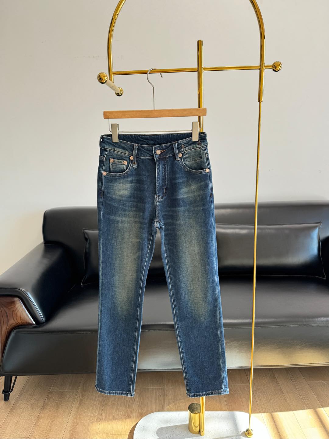 NO:295630,——R13 Nine-point regular trousers The pants are really slimming and long legs. They are paired with long boots in winter. They use imported denim fabric to squat and run without any restraint!  It’s not tight and tight, it’s not the kind of looseness that just wash it!  ♂And it has obvious buttock lifting effect and has very good waist and hip wrapping ability!  The leather logo on the back side is decorated with logo embroidery!  Simple trousers style, no extra cut, just on the ankle, it will definitely be the most worn jeans in autumn. It is recommended to wear a pair of trousers~ trousers are a versatile product, and autumn and winter wardrobe is indispensable!  Paired with high heels, white shoes, long boots, and Martin boots. Size 26-29, boots, high heels, jeans, alexander wang19860909——R13 九分常规款小脚裤 裤子的版型真心显瘦显腿长啊冬天搭配长靴yyds 采用进口牛仔面料深蹲跑步均无束缚感！不勒不紧绷,不是那种洗洗就松垮的！♂并有明显提臀效果、腰臀包裹性非常好！ 后侧口袋皮标加Logo刺绣点缀！ 简约的小脚裤版型 没有多余的剪裁,长度正好在脚踝上, 绝对会是秋天穿着率最高的牛仔裤 建议穿一条囤一条~小脚裤作为百搭圣品 秋冬衣橱少不了！ 搭配高跟鞋、小白鞋、长筒靴、马丁靴都 码数26-29,,boots,high heels,jeans,alexander wang,Women's clothing