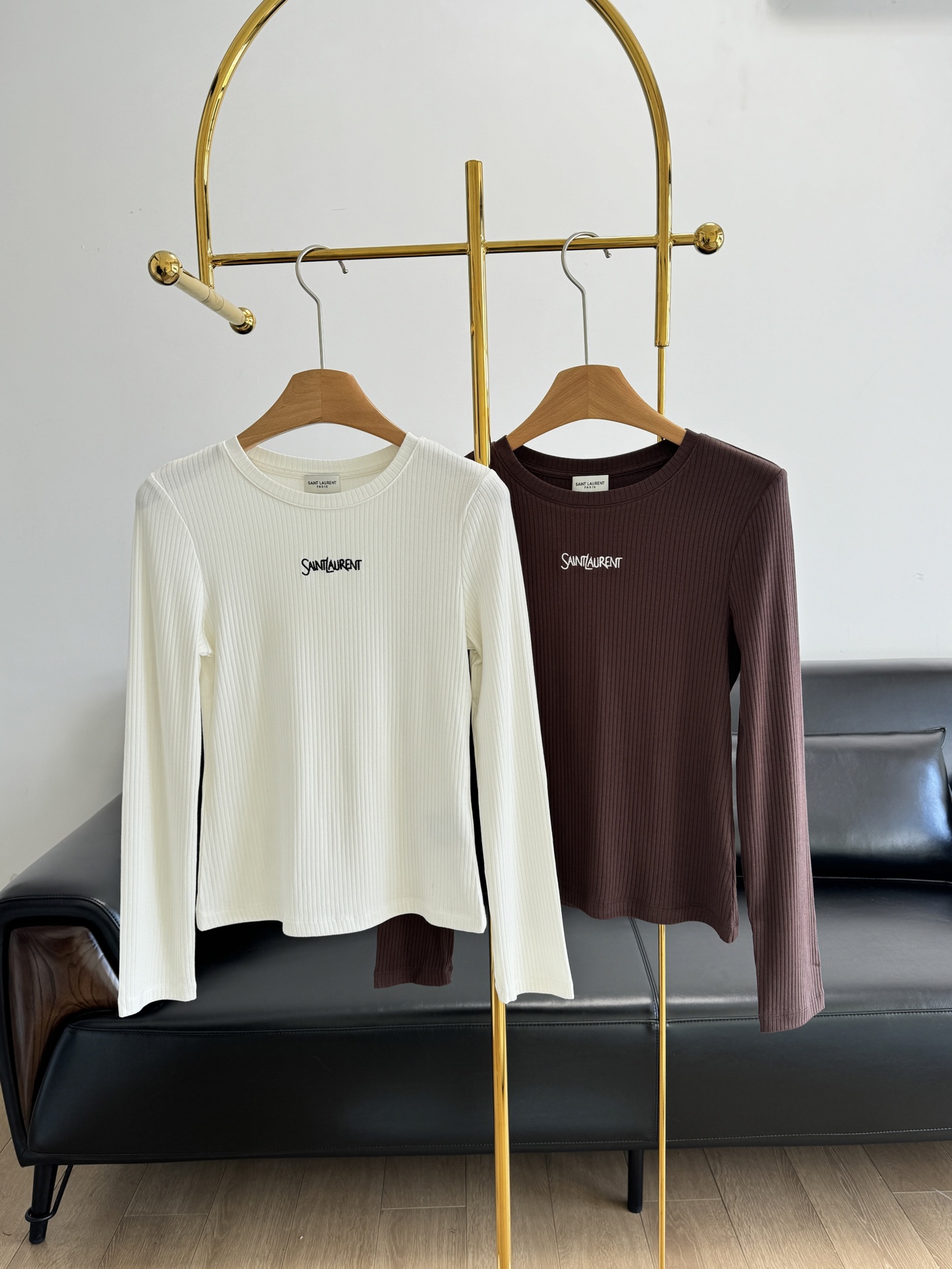 NO:314913,——YSL Saint Laurent logo embroidered base shirt with long sleeves. The base is really a piece that can never be missed no matter how you match it in winter. The upper body instantly improves the overall LOOK temperament. It is recommended that everyone use two knitted sweaters!  It's really comfortable and easy to match!  !  It is made of cotton fabric, which is very light and comfortable, skin-friendly and comfortable, and has great elasticity and good elasticity, which is very inclusive to the figure!  Highlight the body curve and show your temperament~ The logo embroidery on the chest~ the upper body is very shaped and slimming!  It has great elasticity, good extension and elasticity. It makes you look slim and waist-shaped, and you can wear an S-shaped curve. It is beautiful to match it with pants or skirts at will!  SML Coffee White 2 colors available, saint laurent, saint laurent, skirts, alexander wang19860909——YSL圣罗兰logo刺绣打底衫长袖 打底真的冬天怎么搭都不会错的一件, 上身瞬间提升整体LOOK的气质针织衫建议人手两件来入！确实太舒服太好搭！！ 采用棉面料,非常轻薄舒服, 亲肤舒适细腻,而且弹性大 回弹性好, 对身材包容性很好！ 凸显身材曲线 很显气质~ 胸前logo刺绣点缀～上身又非常塑形显瘦！弹力大,延伸性和回弹性度很好 显瘦显腰,穿出S形曲线～随意搭配个裤子或者裙子都是敲美腻！ 码数sml 咖色 白色2色可选,,saint laurent,saint laurent,skirts,alexander wang,Women's clothing