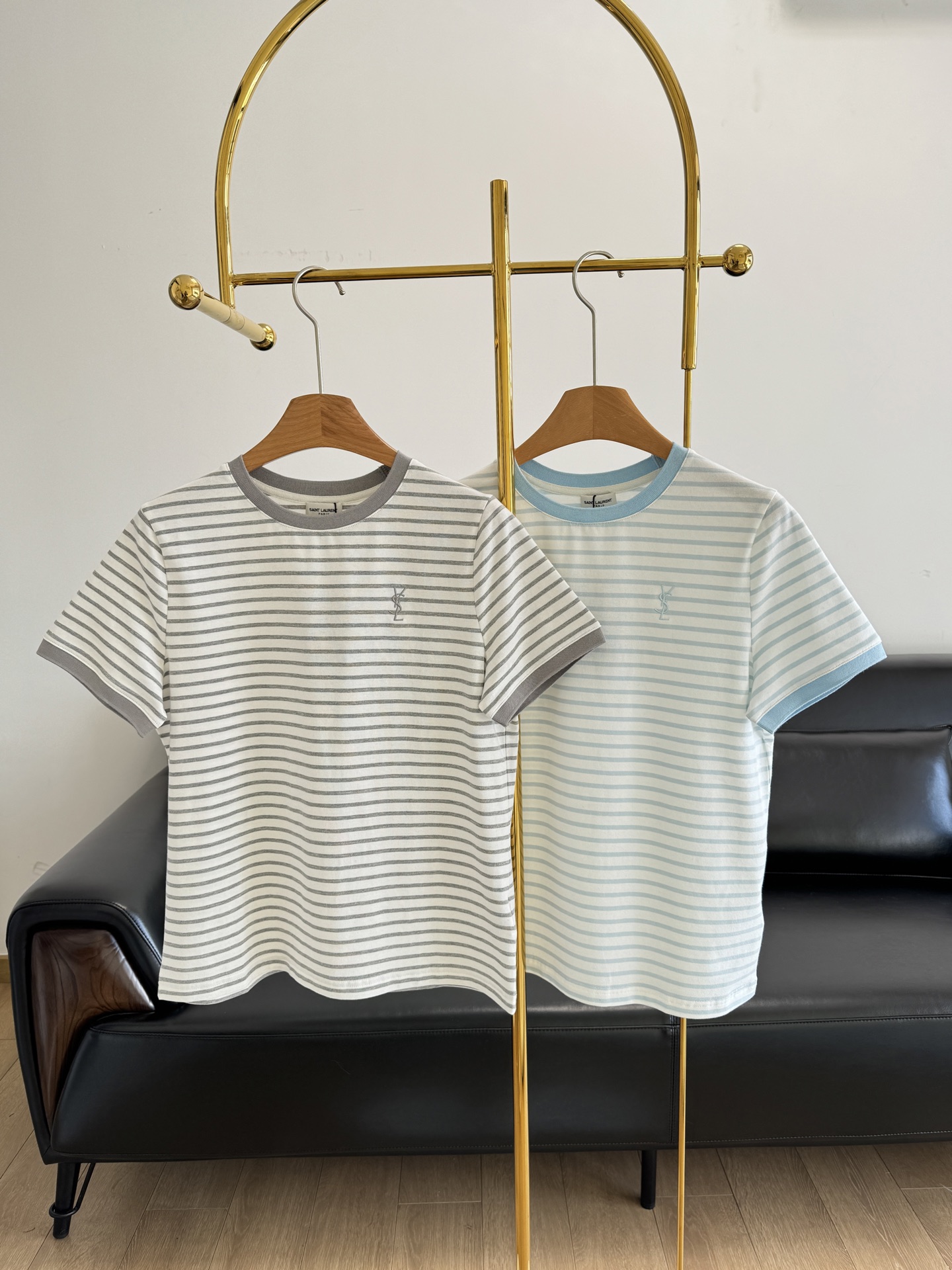 NO:314921,——ysl logo striped T-shirt New T-shirt is available!  It is made of high-quality pure cotton fabric and carefully woven cotton. The cotton fiber is delicate and soft, with excellent skin-friendly, just like giving the skin a gentle hug. It has excellent breathability, can quickly expel hot and moisture, and keep the body dry at all times. The fabric has good moisture absorption and dyeing, the colors are long-lasting and bright, and it is comfortable and beautiful to wear. Logo embroidery outlines the brand logo with delicate needle method, smooth and textured lines. The small embroidery is like the finishing touch, showing a luxurious style in a low-key manner, simple round neck design, modifying the neck lines. The two colors are light gray and stable, light blue and fresh, suitable for different styles. The stripes are staggered and arranged to add a sense of layering. Selected soft fabrics are skin-friendly and breathable, comfortable and comfortable to wear. It is very suitable for daily matching with jeans and short skirts, which can easily create a casual atmosphere. Size sml gray  Blue 2 colors, saint laurent, skirts, jeans, tees, t-shirt, alexander wang19860909——ysl logo条纹T恤 新款T恤上新！ 采用优质纯棉面料,棉花精心织造.棉纤维细腻柔软,具备出色的亲肤性,如同给肌肤温柔拥抱.它透气性能极佳,能迅速排出热气与湿气,时刻保持身体干爽.且面料具有良好的吸湿性和染色性,色彩持久亮丽,穿着舒适又美观. logo刺绣,以细腻针法勾勒品牌标识,线条流畅且富有质感.小小刺绣犹如点睛之笔,低调间彰显奢华格调, 简约圆领设计,修饰颈部线条.两种配色,浅灰沉稳,淡蓝清新,适配不同风格.条纹错落有致,增添层次感.精选柔软面料,亲肤透气,穿着舒适自在,日常搭配牛仔裤、短裙都超合适,轻松打造休闲氛围感. 码数sml 灰色 蓝色2个色,,saint laurent,skirts,jeans,tees，t-shirt,alexander wang,Women's clothing