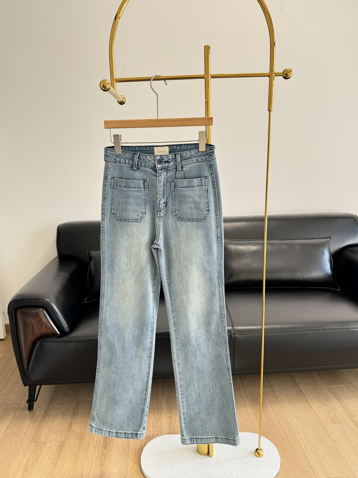 NO:314896,——DOEN regular style jeans. Let’s find sisters with jeans to gather!  The slimness is really amazing/it's easy to see and explode. It's not easy to wear the same clothes, and it's slim-looking pants that can stand out among the crowd!  The giant trimming of legs shows great temperament!  The regular style does not add velvet, it is the god of matching four seasons!  !  Specially customized high-end denim fabric, super ductility and easy to wear!  High-density fabrics have high color and are not easy to fade. Jeans have a good sense of quality, durability, wear resistance, and not easy to deform. The mid- and high-waist design visually lengthens the leg lines. While showing the length of legs, there is also a buff that makes it look slim and lifts the hips. The slightly bell-bottomed trousers bear the highlights of the whole pair of pants. They are retro, fashionable and unique, and they will not be exaggerated in daily wear, making the leg lines look even more slender!  The style is really good, the ergonomic three-dimensional cut with a slim fit, and the elastic fabric fits the leg lines, so there is no tension. It is comfortable to wear and it is not exaggerated. The upper body becomes 