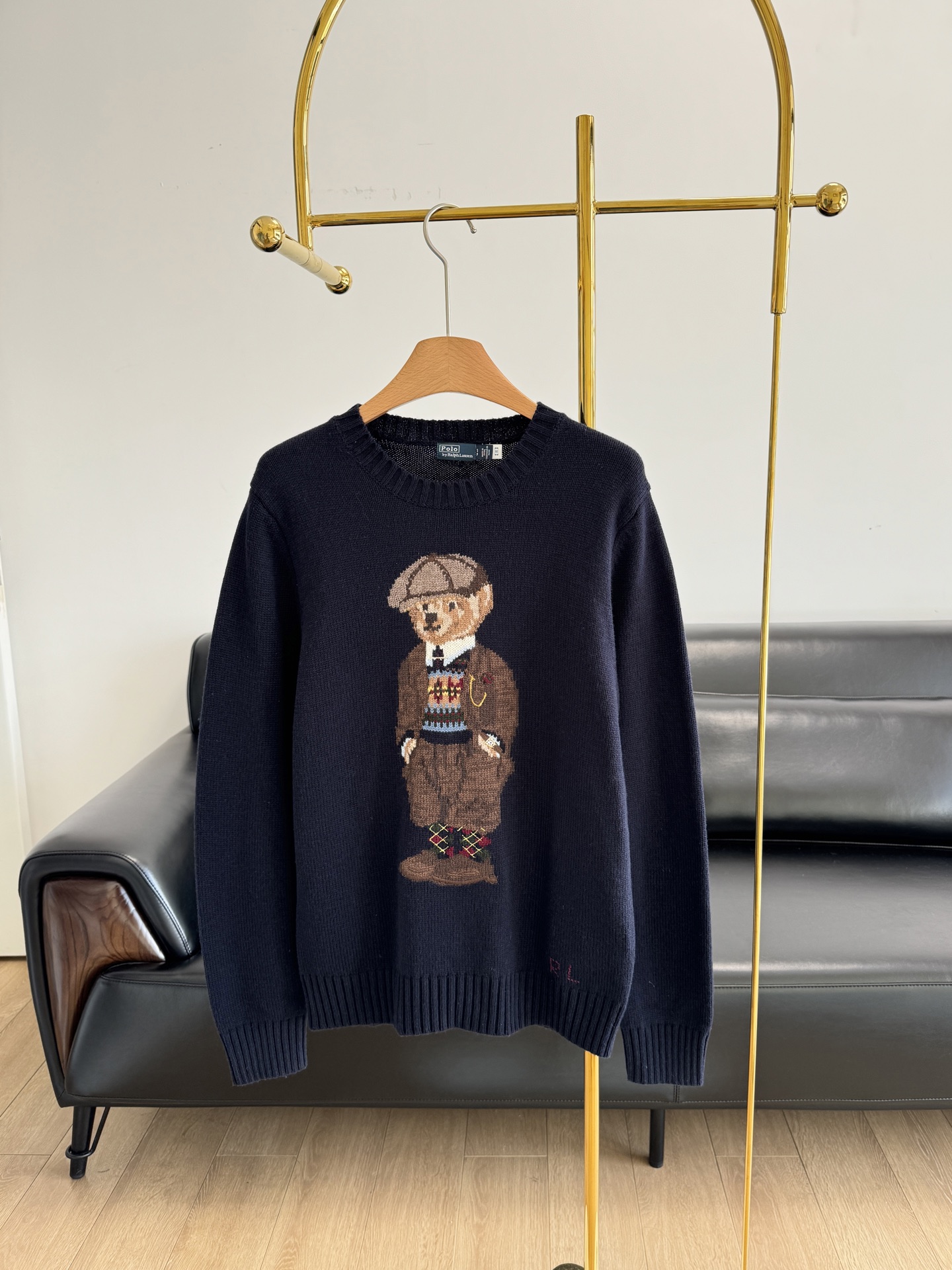NO:314910,——Ralf Lauren Bear Sweater Retro style Bear Sweater is coming!  The classic round neck design is simple and versatile. The deep navy blue background shows the calm temperament. The cute and cute bear embroidery on this sweater is definitely the finishing touch. The bear wears a retro beret and wears British style clothing. The exquisite needlework outlines its cute and cute appearance, and every detail is lifelike. The color combination is harmonious and natural, as if giving the bear a fresh vitality, adding a touch of playfulness and warmth to the simple sweater, making people excited at a glance. The 90 cashmere and 10 wool is soft and skin-friendly, and has good warmth and warmth, bringing you warmth. The touch is delicate and silky, with excellent skin-friendly, and it is close to the body without itch, and it has good breathability and comfortable to wear.  Bear pattern, wearing retro clothes, seems to come from the old days, full of details and full of fun. Whether it is casual with jeans or elegant skirts, it can be easily adapted, allowing you to feel fashionable in autumn and winter. Size s-xl, skirts, jeans, hats, alexander wang19860909——拉夫劳伦 小熊针织衫 复古风小熊针织衫来袭！经典圆领设计,简约又百搭.深沉的藏蓝色底色,尽显沉稳气质.憨态可掬的 这件针织衫上的小熊刺绣,绝对是点睛之笔.小熊头戴复古贝雷帽,身着英伦风服饰,精致的针法勾勒出其憨态可掬的模样,每一处细节都栩栩如生.色彩搭配和谐自然,仿佛赋予小熊鲜活的生命力,为简约的针织衫增添一抹俏皮与温暖,让人一眼心动. 选用90羊绒10羊毛,柔软亲肤,保暖性佳,为你带来温暖呵护.触感细腻丝滑,亲肤性极佳,贴身穿无刺痒感,且具备良好的透气性,穿着舒适自在. 小熊图案,身着复古服饰,仿佛从旧时光中走来,细节满满,趣味十足.无论是搭配牛仔裤的休闲,还是半身裙的优雅,都能轻松适配,让你在秋冬季节也能时尚感满满. 码数s-xl,,skirts,jeans,hats,alexander wang,Women's clothing